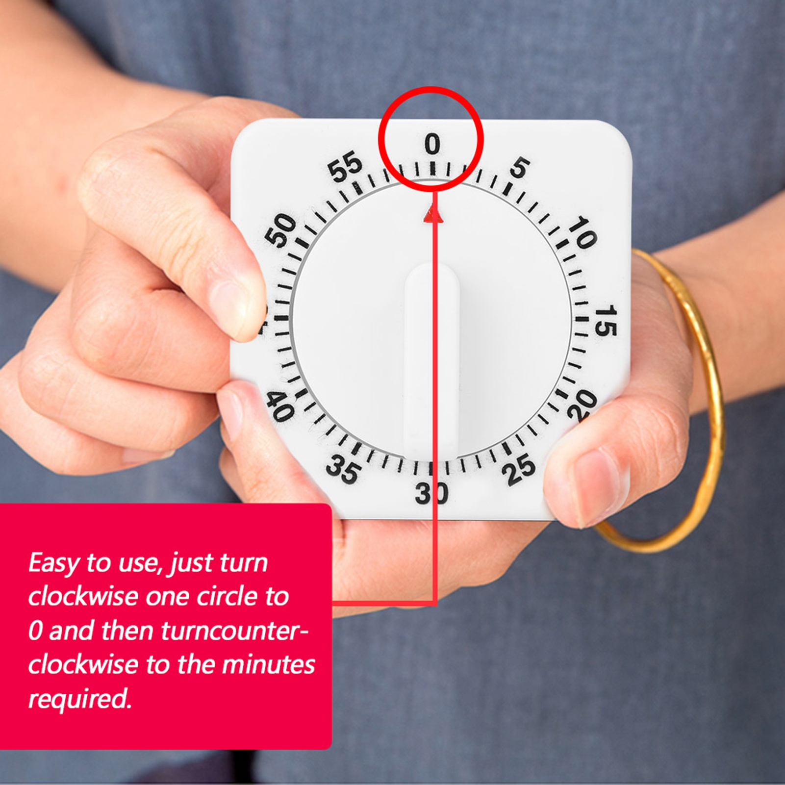 Eine Person hält einen weißen Küchentimer. Der Timer steht auf 0 Minuten. Eine rote Linie und ein Kreis markieren die 0.