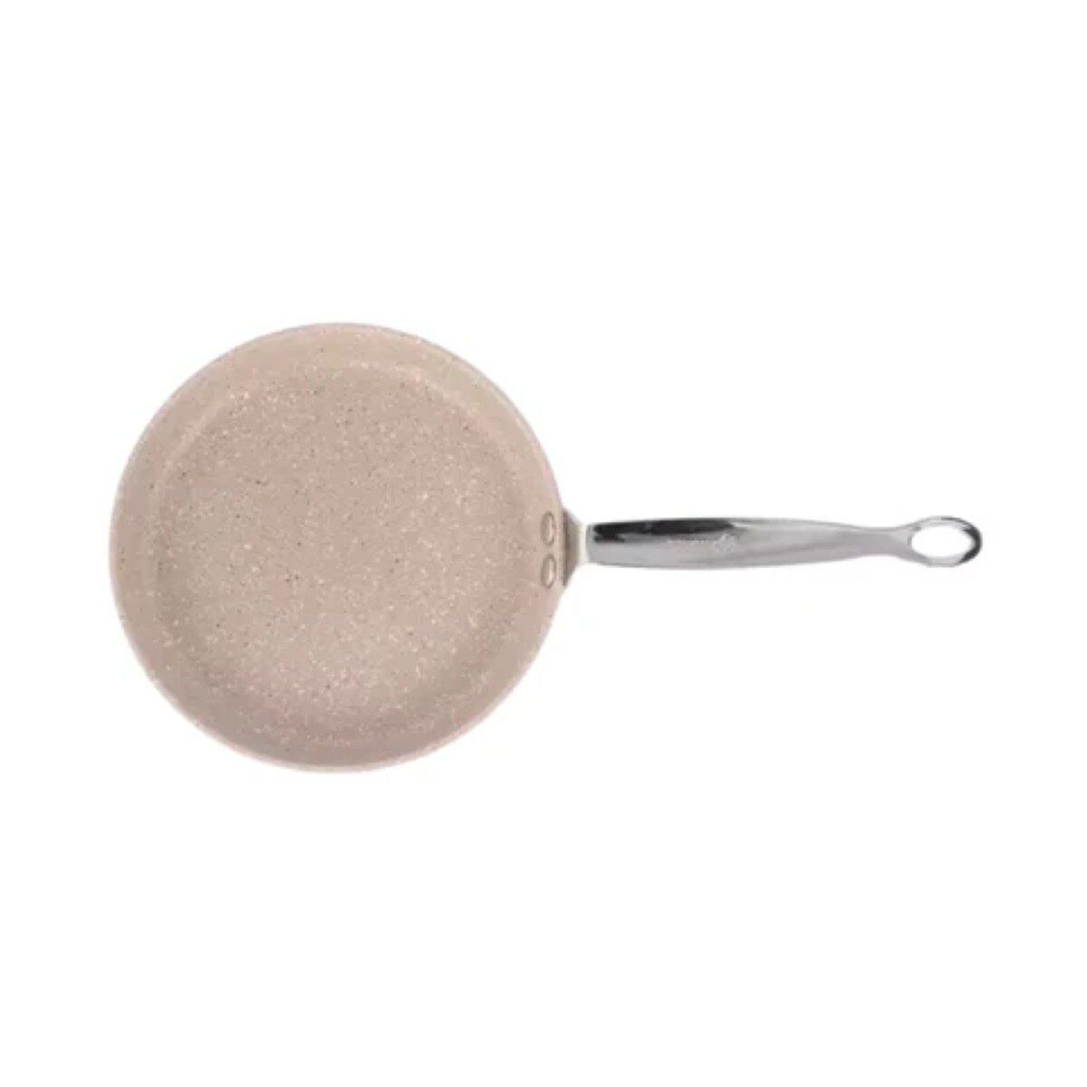 Een bovenaanzicht van een beige gespikkelde koekenpan met een zilveren handvat op een witte achtergrond.