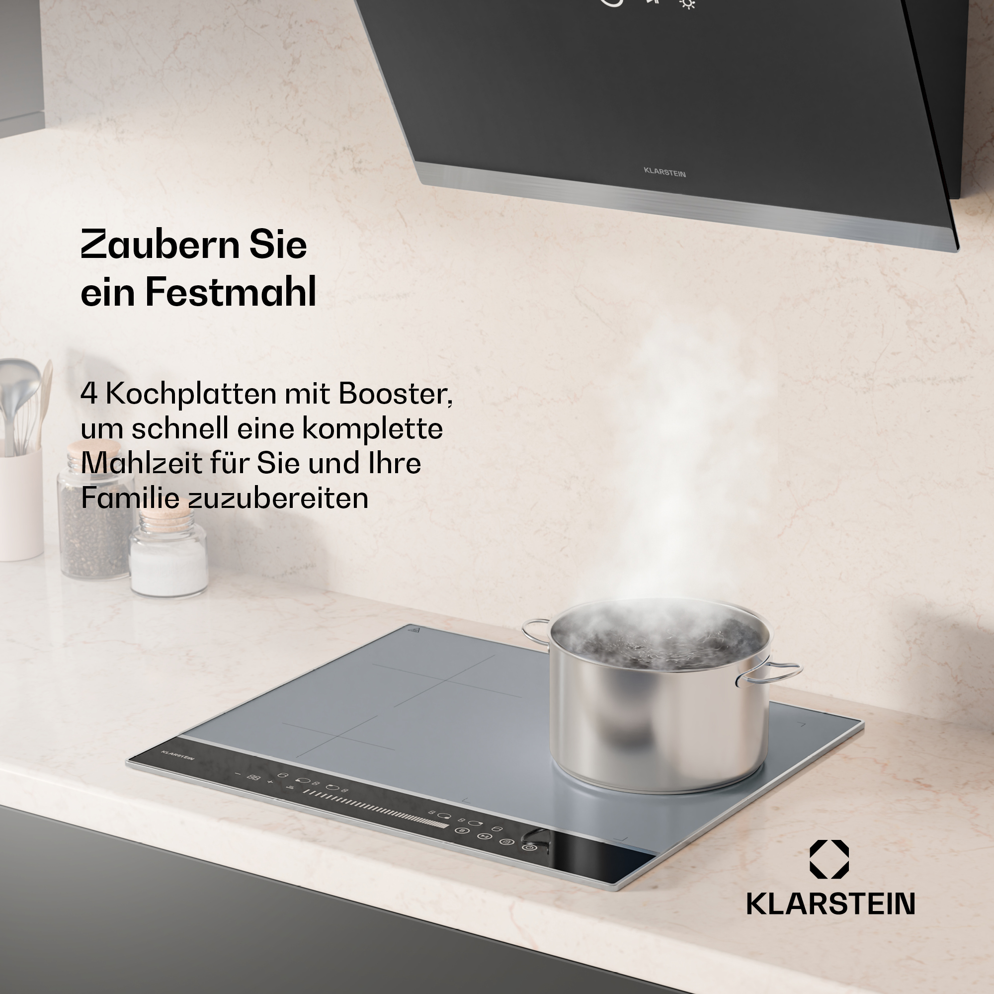 Moderne Küchenszene. Ein silberner Topf kocht auf einem grauen Kochfeld. Eine schwarze Dunstabzugshaube hängt darüber. Weiße Marmor-Arbeitsplatte.