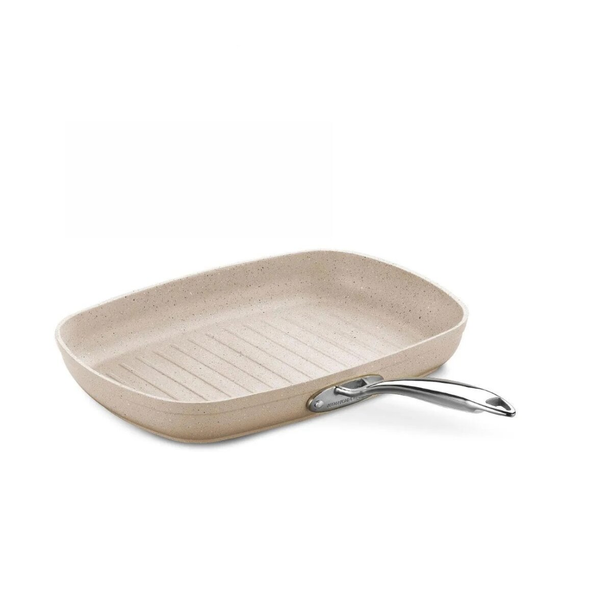 Beige, rechthoekige grillpan met een zilveren handvat. De pan heeft ribbels aan de binnenkant. Geïsoleerd op witte achtergrond.