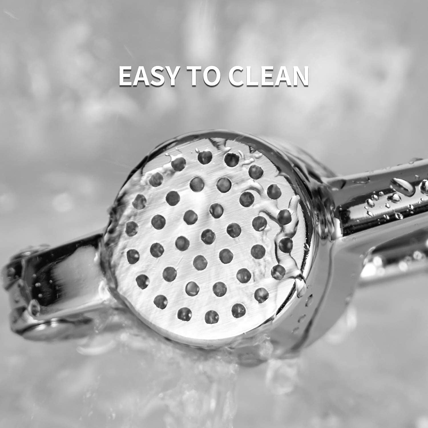 Nahaufnahme einer silbernen Knoblauchpresse mit Wassertropfen. Der Text "EASY TO CLEAN" steht oben. Die Presse hat viele Löcher.