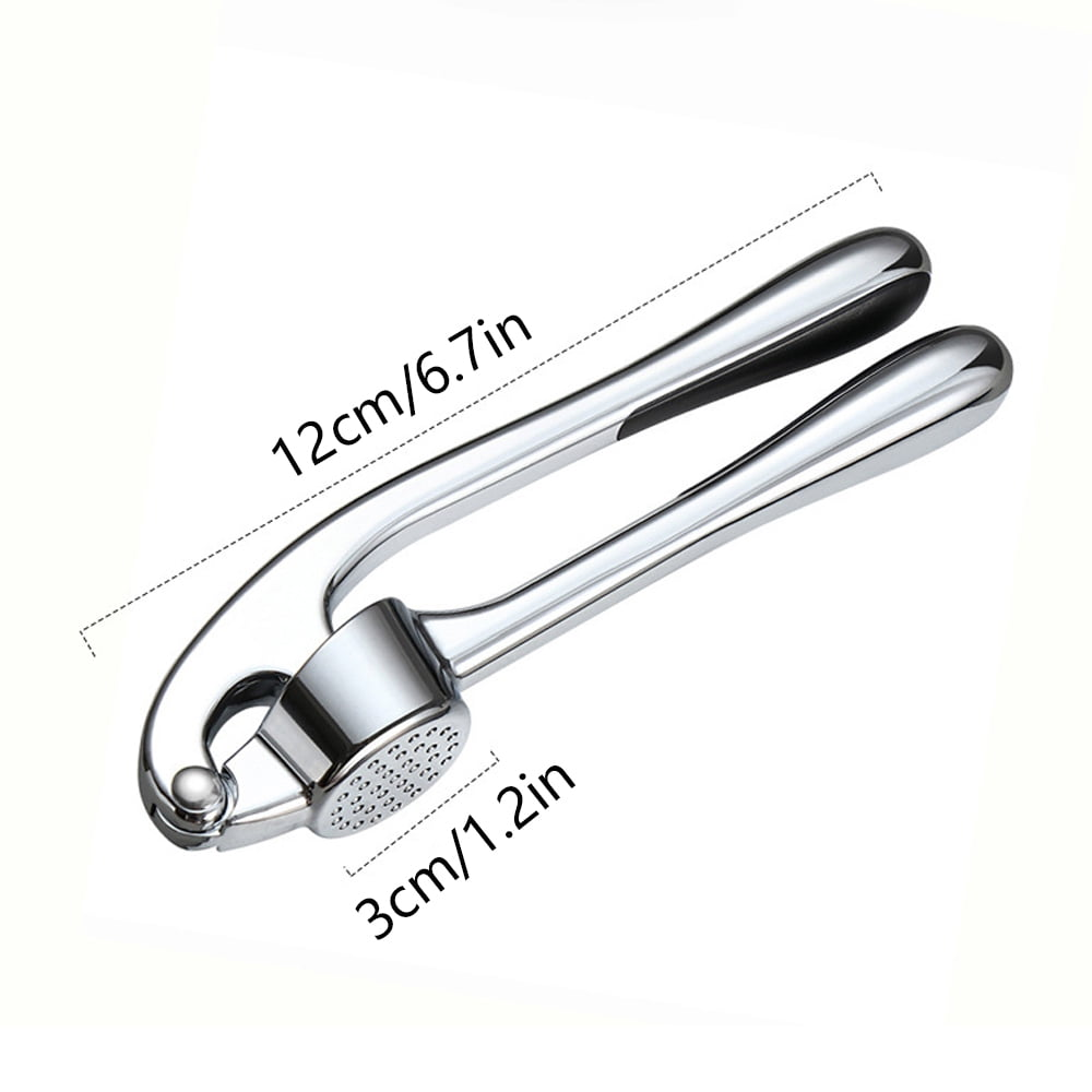 Eine silberne Knoblauchpresse mit zwei Griffen und einer perforierten Presskammer. Abmessungen: 12 cm/6,7 Zoll und 3 cm/1,2 Zoll.