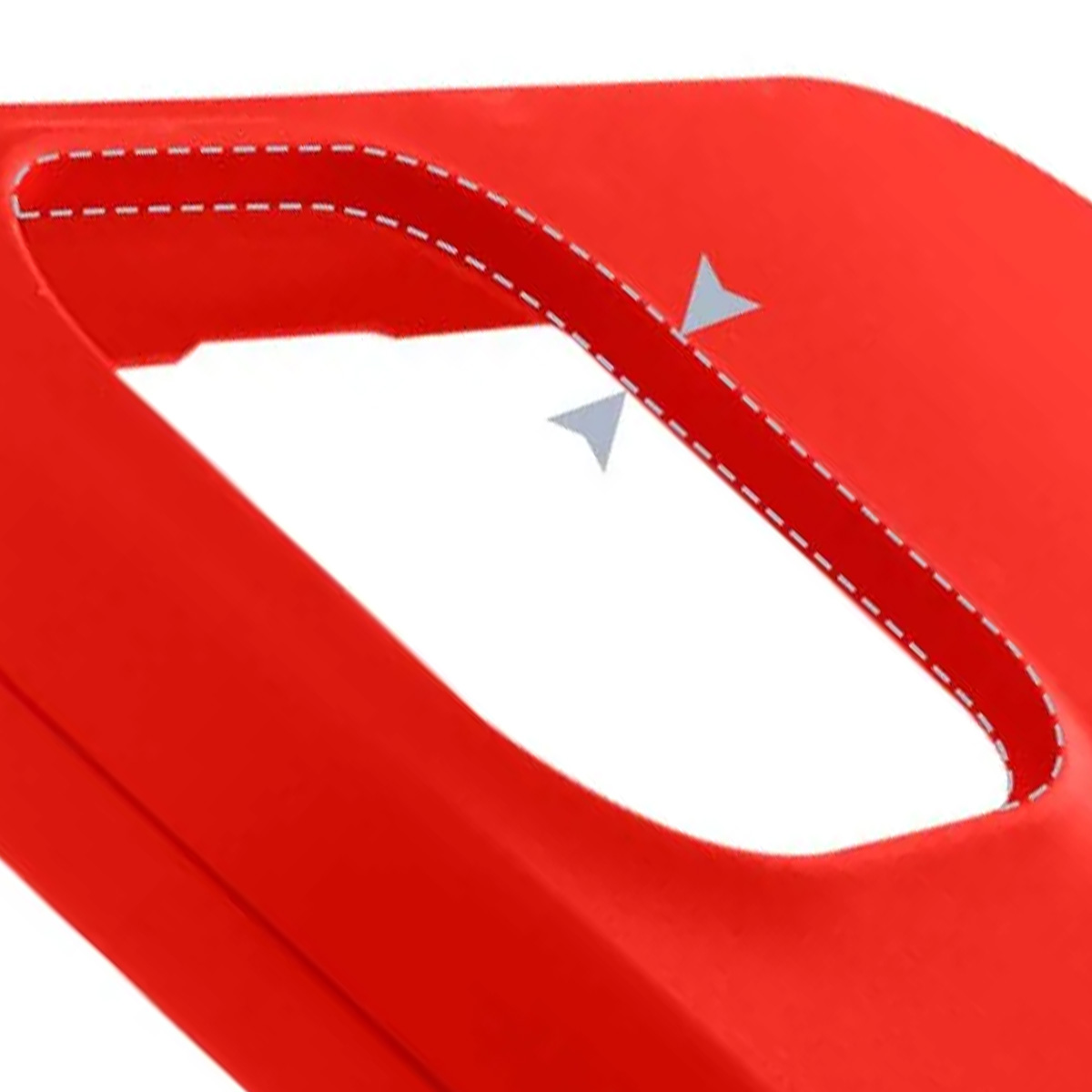Primo piano di un oggetto di plastica rosso con un ritaglio curvo. Linee bianche tratteggiate delineano il ritaglio. Frecce grigie puntano al ritaglio.