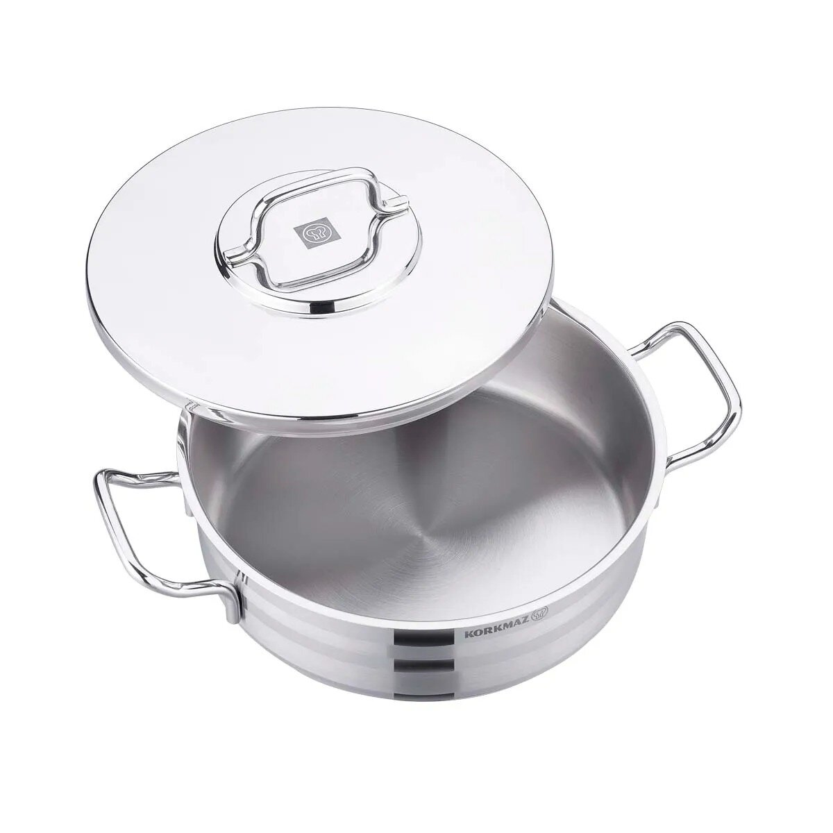 RVS pan met lichtjes geopende deksel. Deksel heeft handvat. Pan heeft twee zijhandgrepen. Merknaam zichtbaar op de pan.