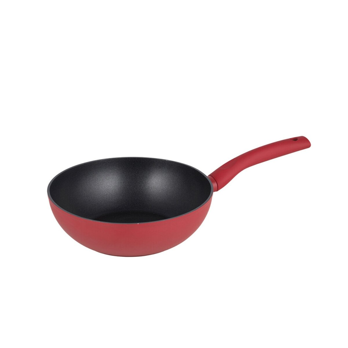 Eine rote Wok-Pfanne mit schwarzem Innenraum und rotem Griff vor weißem Hintergrund. Die Pfanne ist leer, nach rechts geneigt.