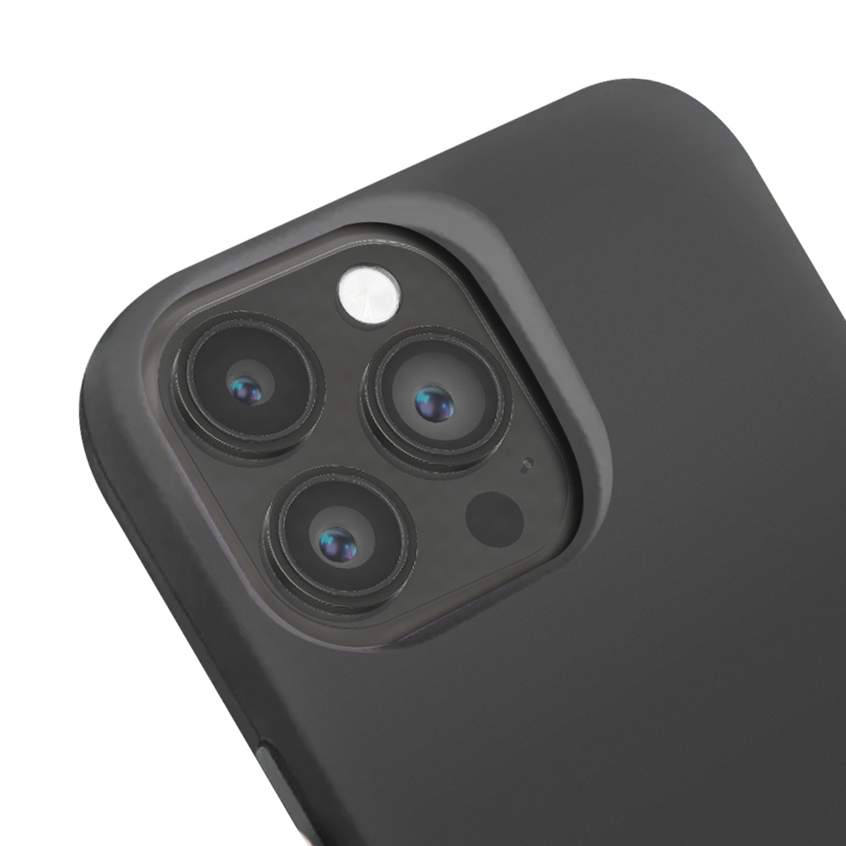 Primo piano di una custodia per telefono nera con lenti a tripla fotocamera e un flash. La custodia è grigio scuro, su sfondo bianco.
