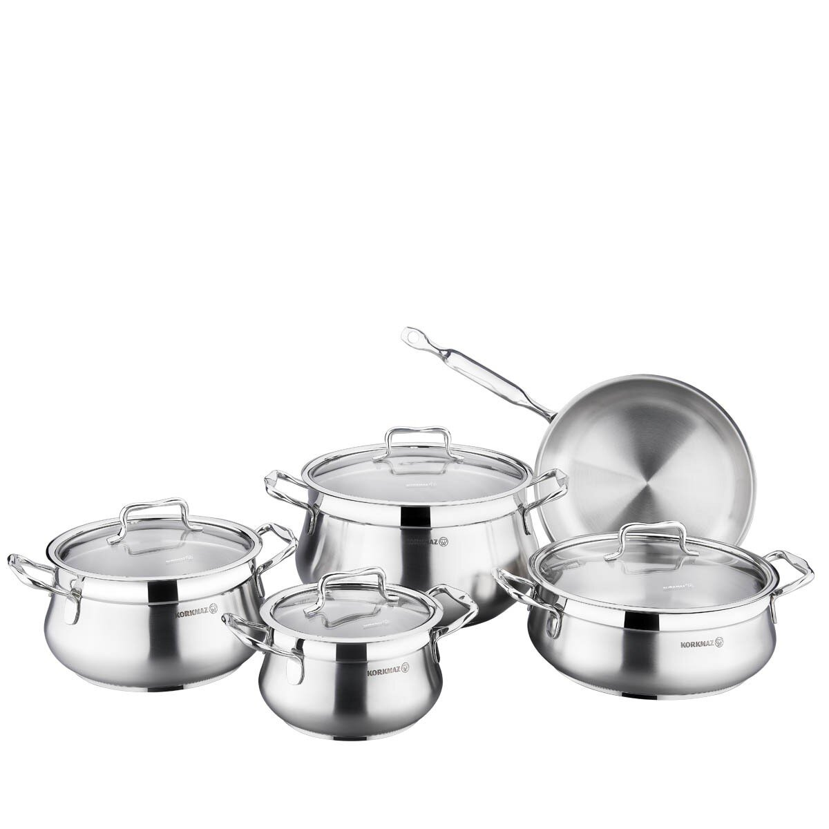 Een set roestvrijstalen kookgerei met glazen deksels en handvatten, inclusief potten en een koekenpan, gerangschikt op een witte achtergrond.