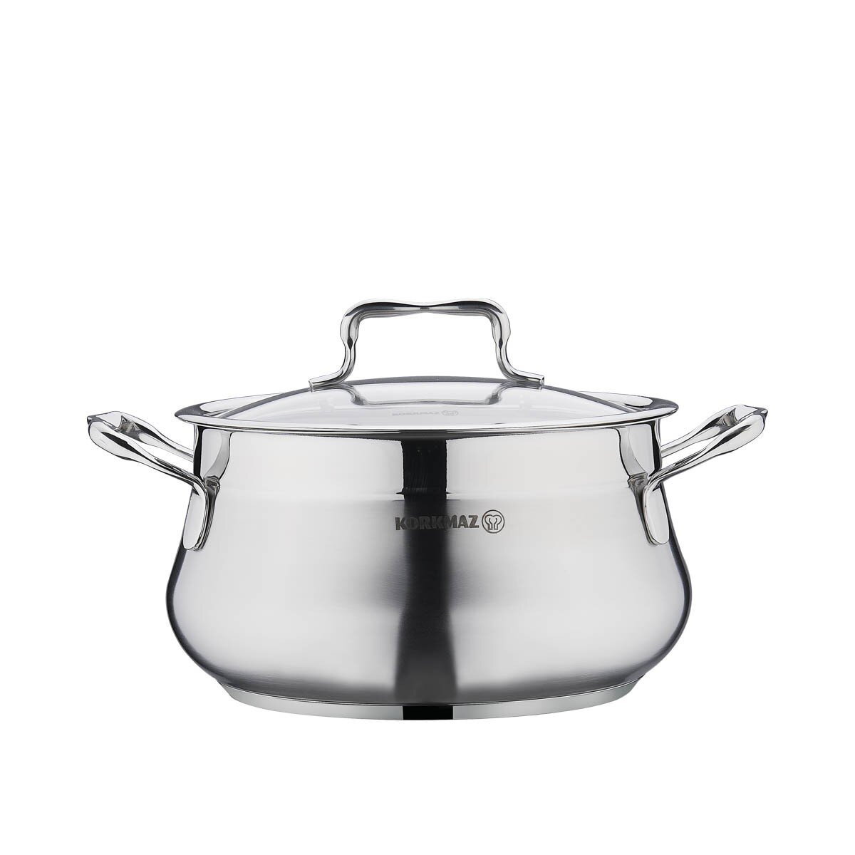 Een roestvrijstalen kookpot met een glazen deksel en twee handvatten op een witte achtergrond. De merknaam 'KORKMAZ' is zichtbaar.