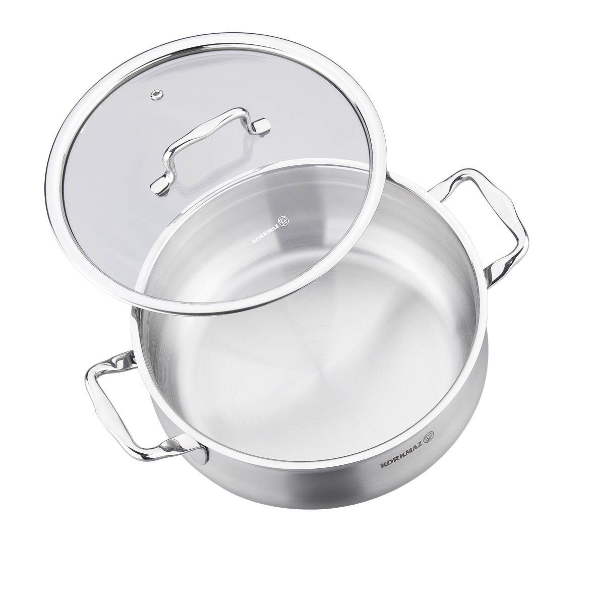 Een roestvrijstalen pot met een glazen deksel dat een beetje openstaat. De pot heeft twee handvatten en een zilveren afwerking. De achtergrond is wit.