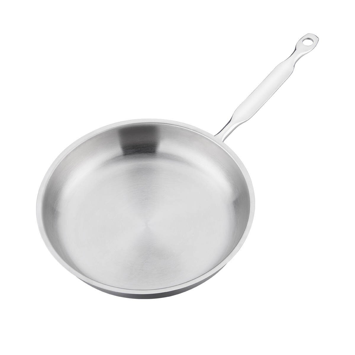 Een zilveren koekenpan met een lang handvat op een witte achtergrond.