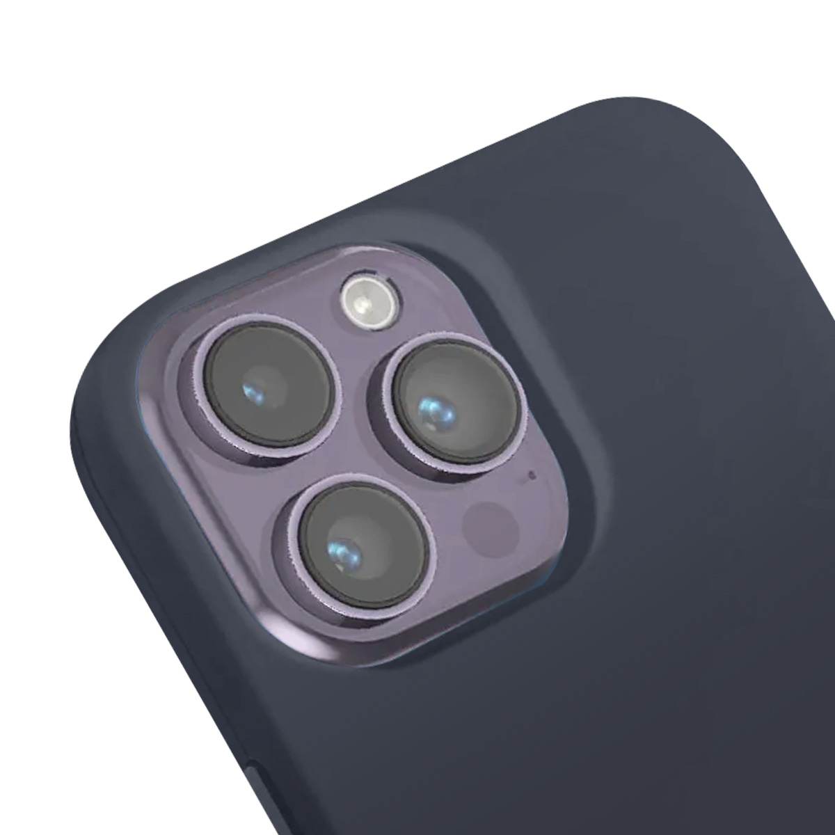 Primo piano del modulo fotocamera di un telefono con tre lenti e un flash. La custodia è blu scuro, le lenti argentate.