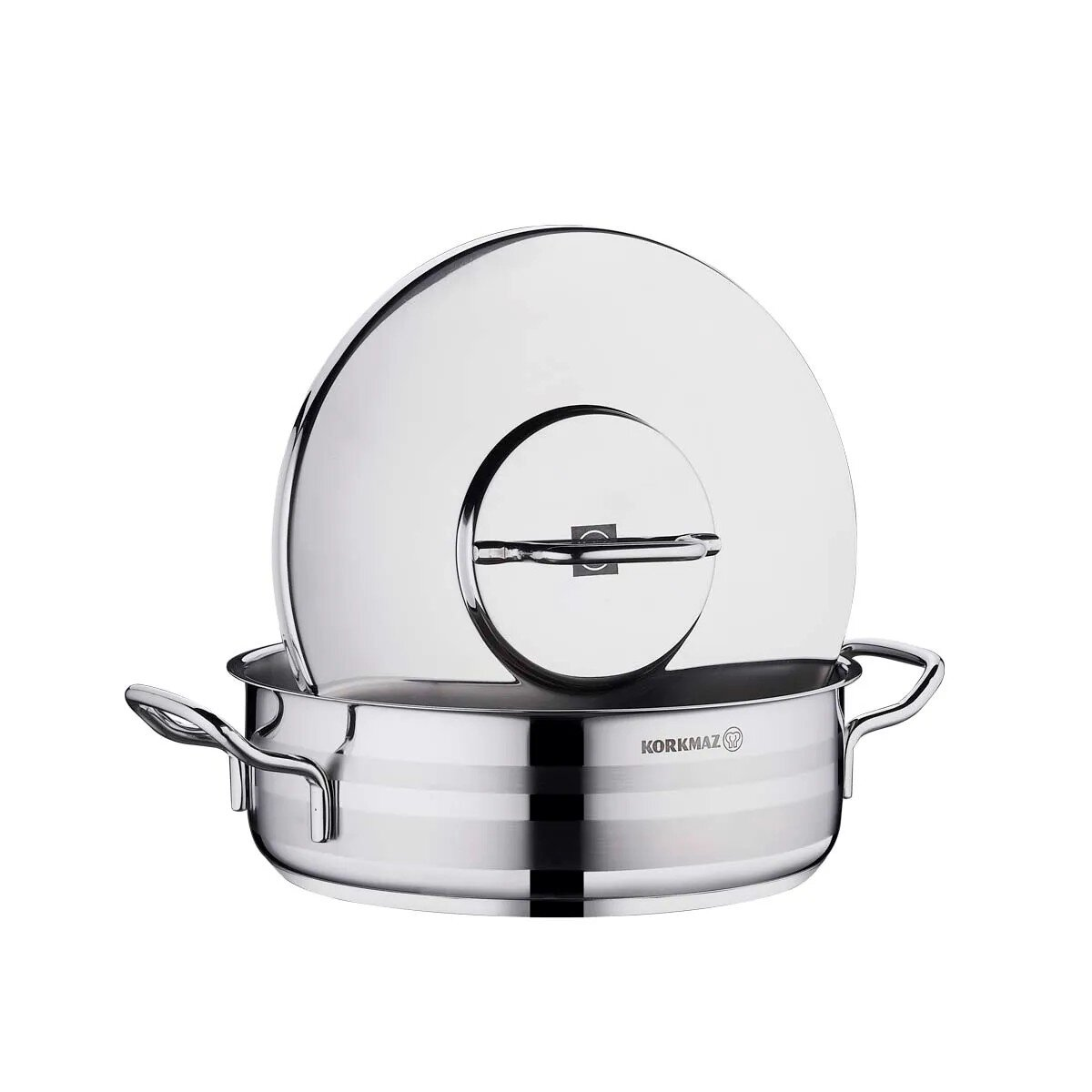 Een roestvrijstalen pot met een iets geopende deksel. De pot heeft handvatten aan elke kant. Het deksel heeft een handvat. De achtergrond is wit.