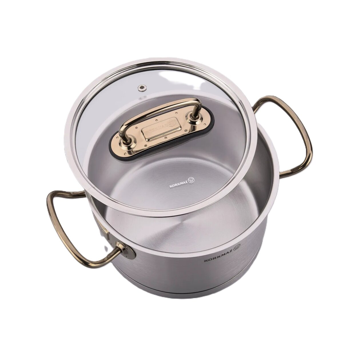 RVS pot met glazen deksel en gouden handvatten. Het deksel is gedeeltelijk af. De pot heeft de merknaam KORKMAZ.