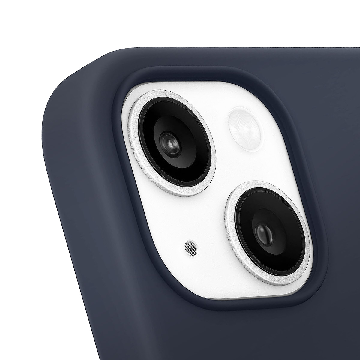 Primo piano del modulo fotocamera di uno smartphone con tre lenti e un flash su una custodia blu scuro. Sfondo bianco.