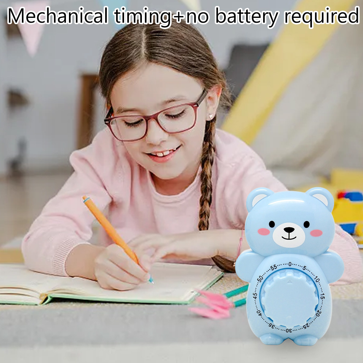 Ein Mädchen mit Brille schreibt in ein Buch. Im Vordergrund befindet sich ein blauer Bär-Timer. Der Hintergrund ist unscharf.