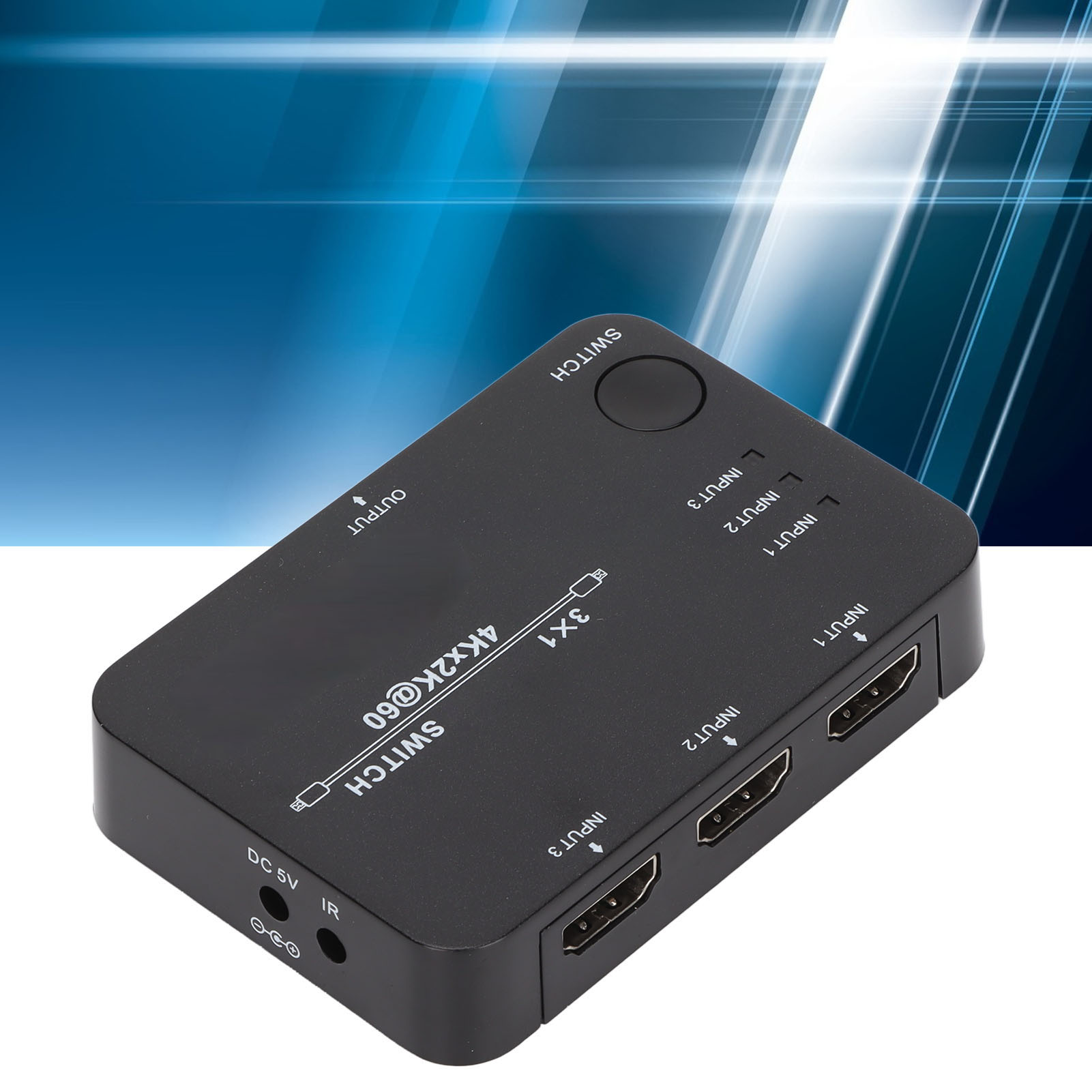 Schwarzer HDMI-Switch mit mehreren Eingangs- und Ausgangsanschlüssen. Beschriftet mit Text und Pfeilen. Vor einem blauen Hintergrund.