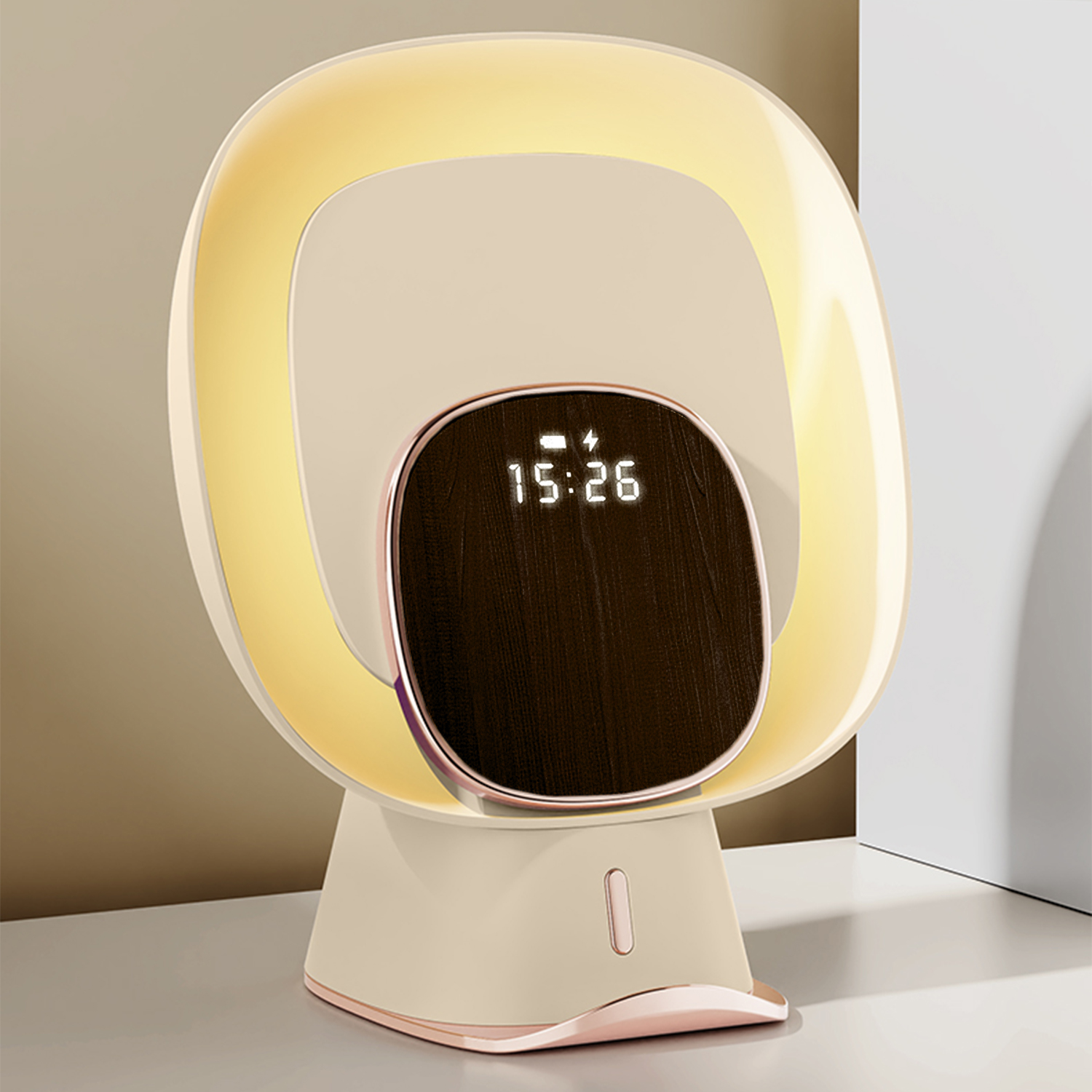 Eine beige-goldene Nachttischlampe mit digitaler Zeitanzeige. Sie hat ein Holzpaneel und ein geschwungenes Design.