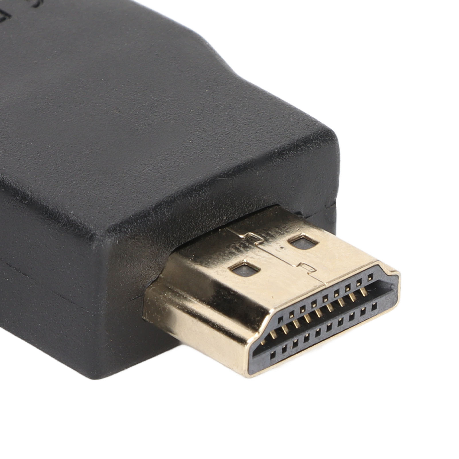 Nahaufnahme eines HDMI-Anschlusses. Es hat einen goldfarbenen Stecker mit mehreren Pins und einen schwarzen Kunststoffkörper.