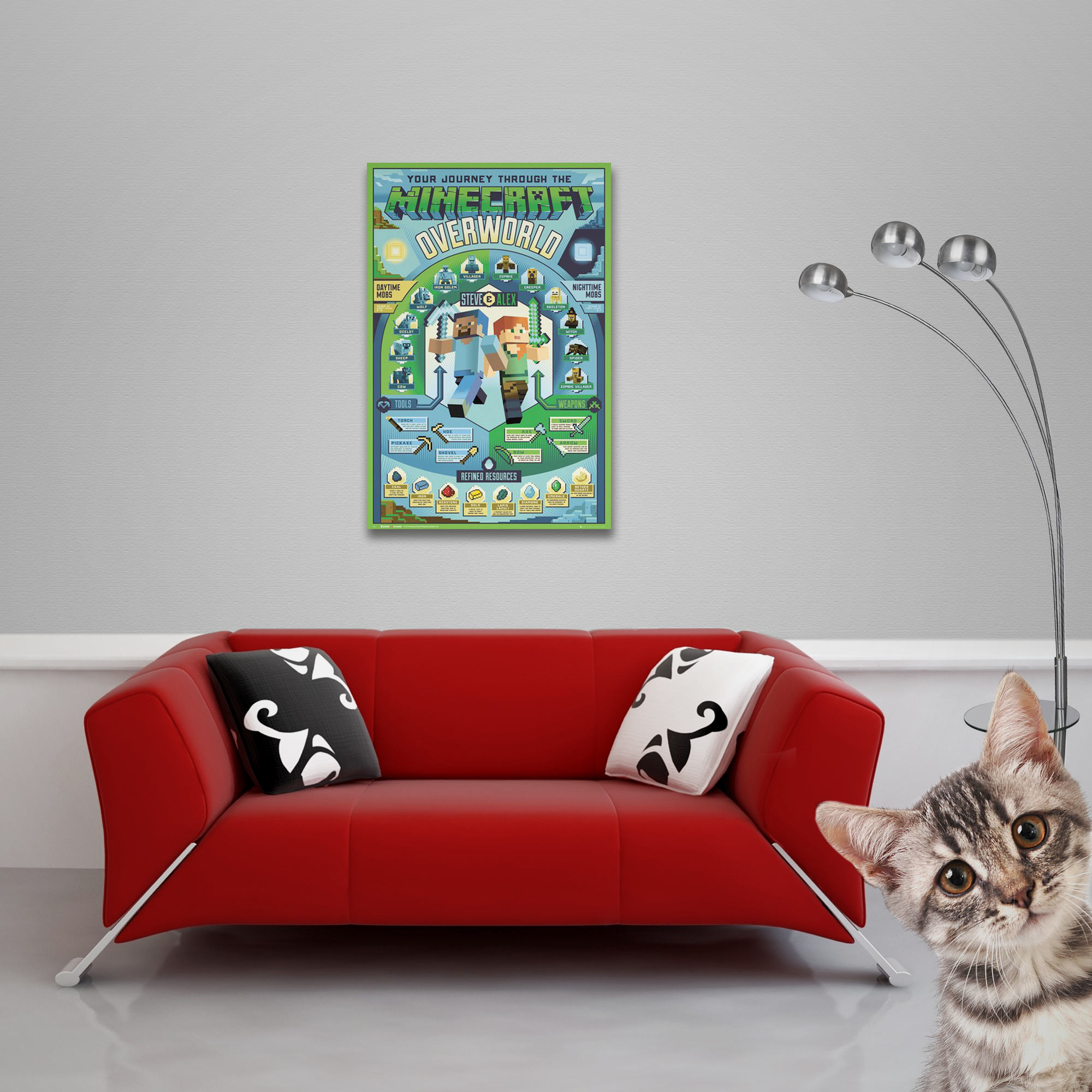 Rotes Sofa, Lampe, Minecraft-Poster an grauer Wand, Katze schaut. Minecraft-Poster zeigt Charaktere.
