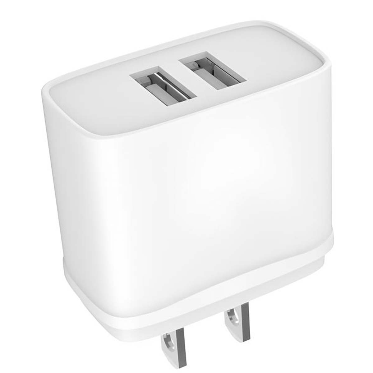 Un caricatore USB bianco con due porte in alto e due spine in basso, leggermente angolato, su sfondo bianco.