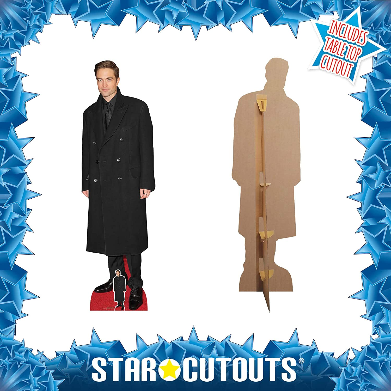 Pappaufsteller von Robert Pattinson in schwarzem Mantel. Enthält einen Tischaufsteller. Star Cutouts Logo unten. Der Hintergrund ist weiß.