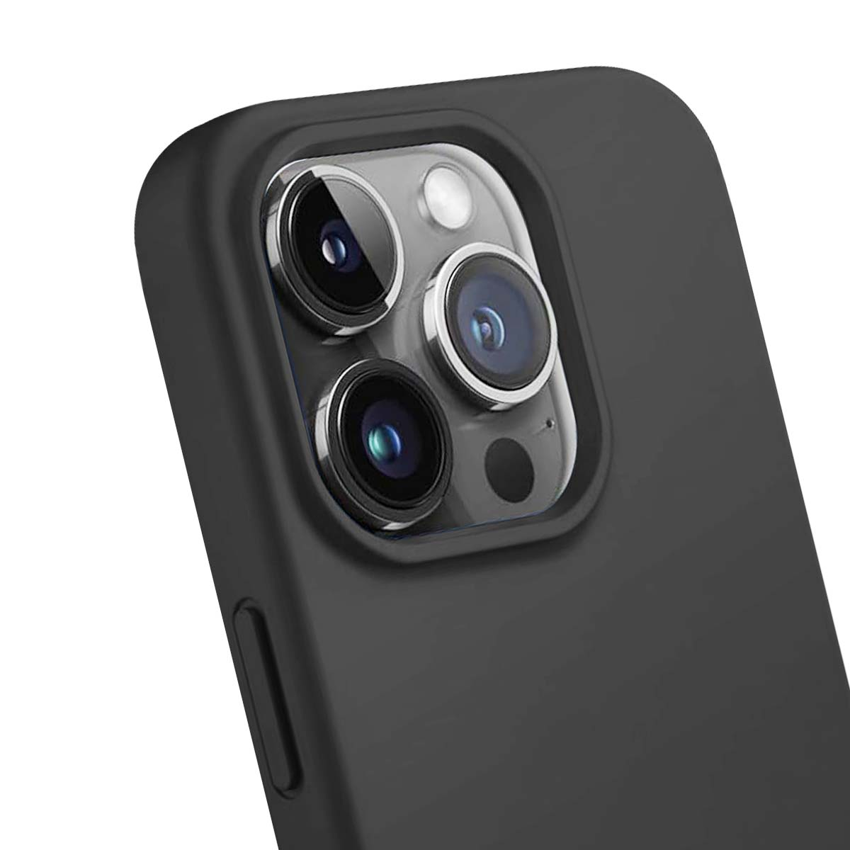 Primo piano di una custodia nera per telefono con tre obiettivi e un flash. La custodia è nero opaco, che mostra il sistema di fotocamere del telefono.