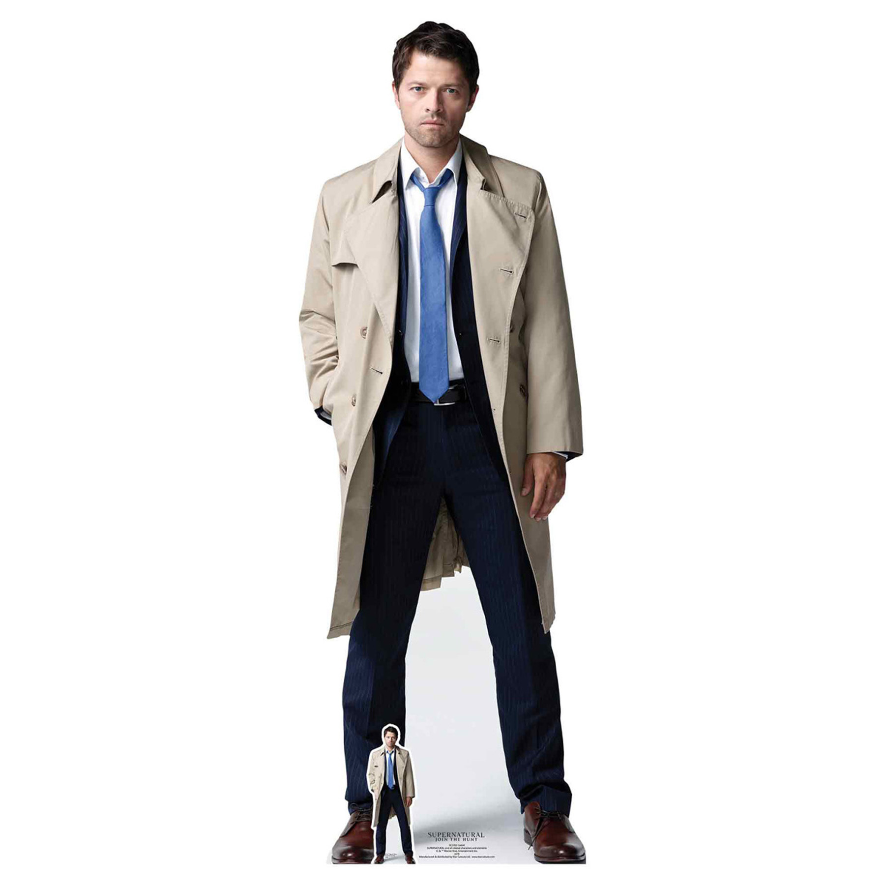 Mann in Trenchcoat, blauer Krawatte und Anzug, vor weißem Hintergrund. Am Fuß ein kleiner Ausschnitt.