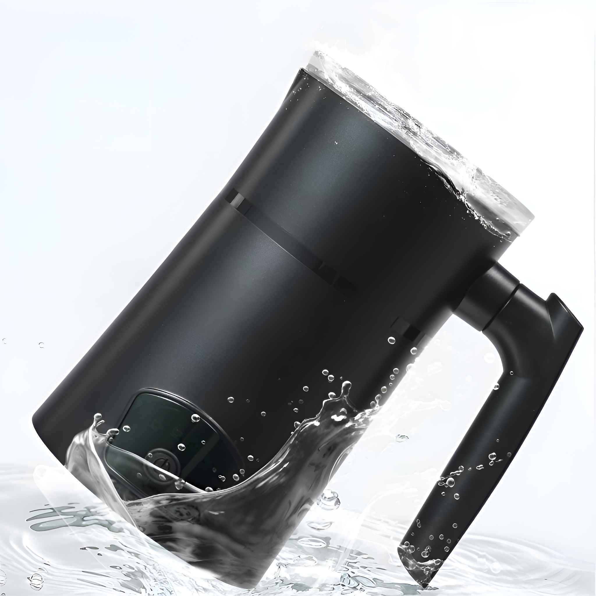 Schwarzer Krug, aus dem Wasser fließt. Wassertropfen und -spritzer umgeben den Krug vor weißem Hintergrund.
