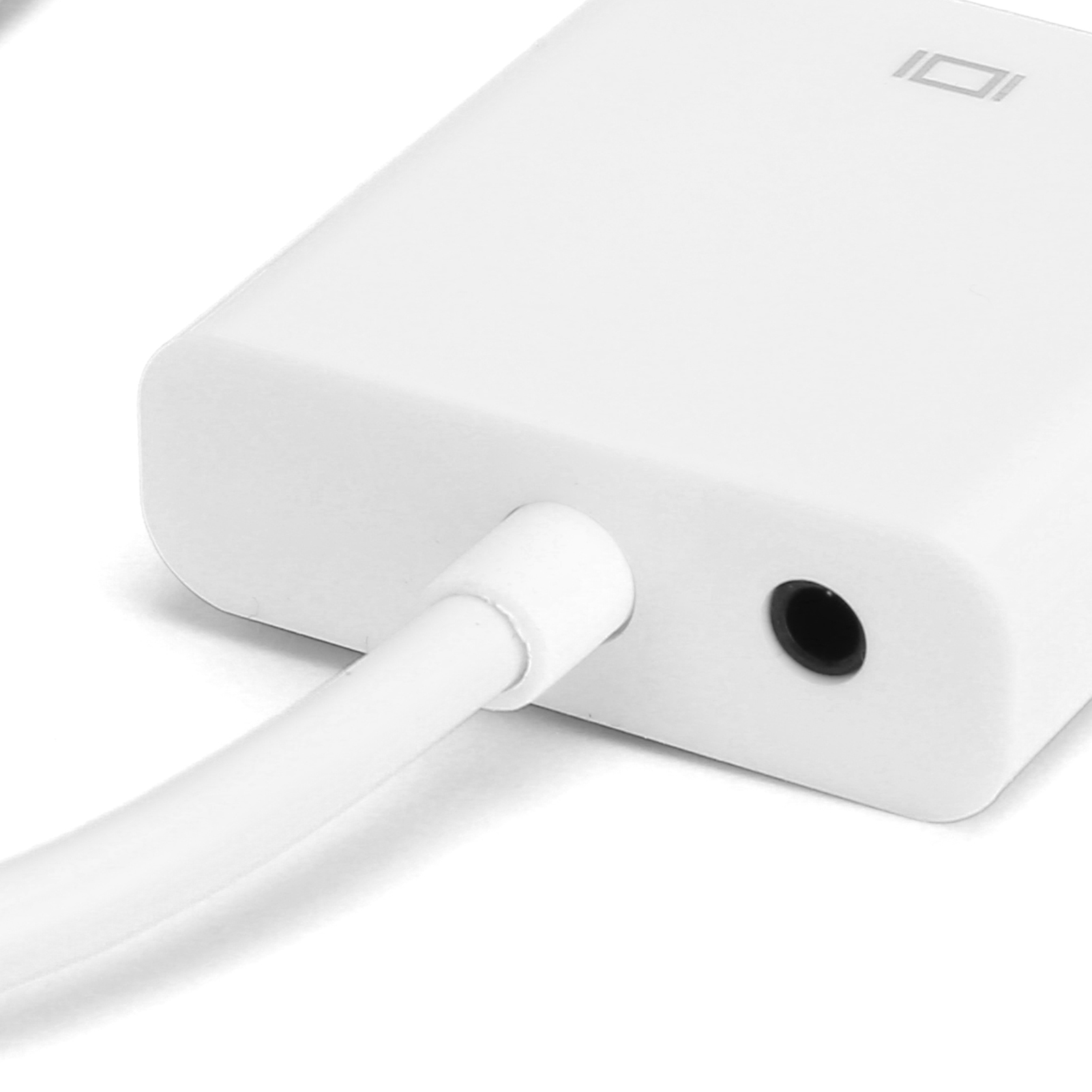 Nahaufnahme eines weißen Adapters. Ein weißes Kabel ist angeschlossen. An der Seite befindet sich ein schwarzer Anschluss.