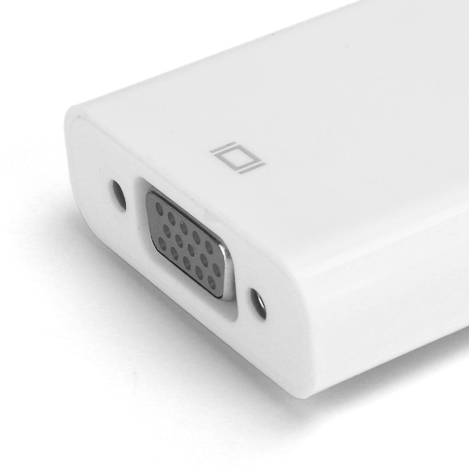 Ein weißer Adapter mit VGA-Anschluss ist abgebildet. Der Adapter liegt auf einer weißen Oberfläche.