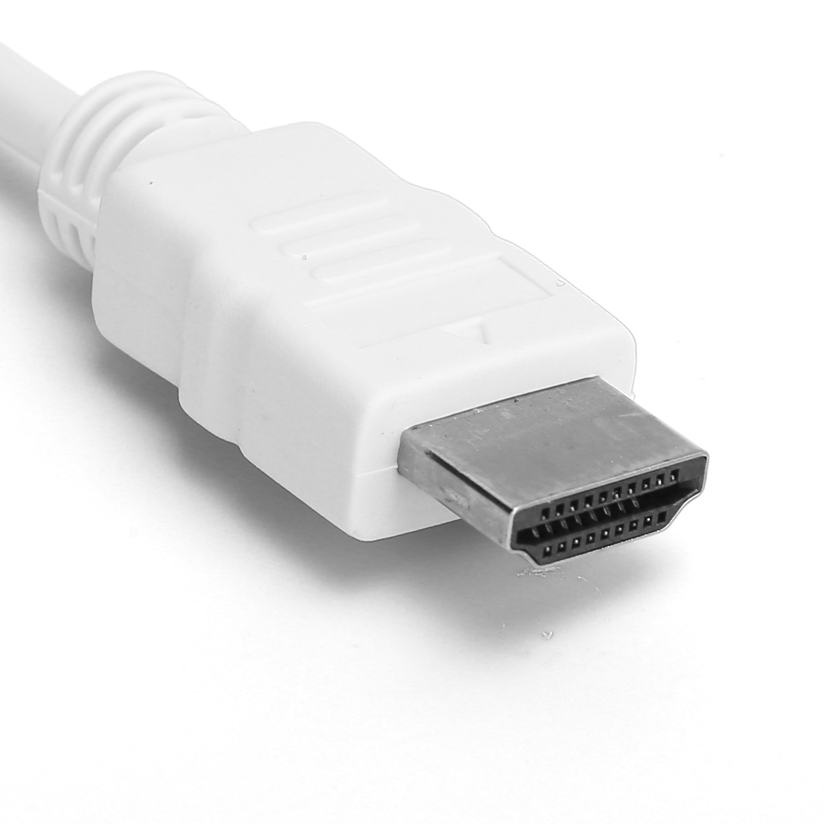 Nahaufnahme eines weißen HDMI-Kabels und -Anschlusses. Der Stecker ist silbern mit schwarzen Pins und der Hintergrund ist weiß.