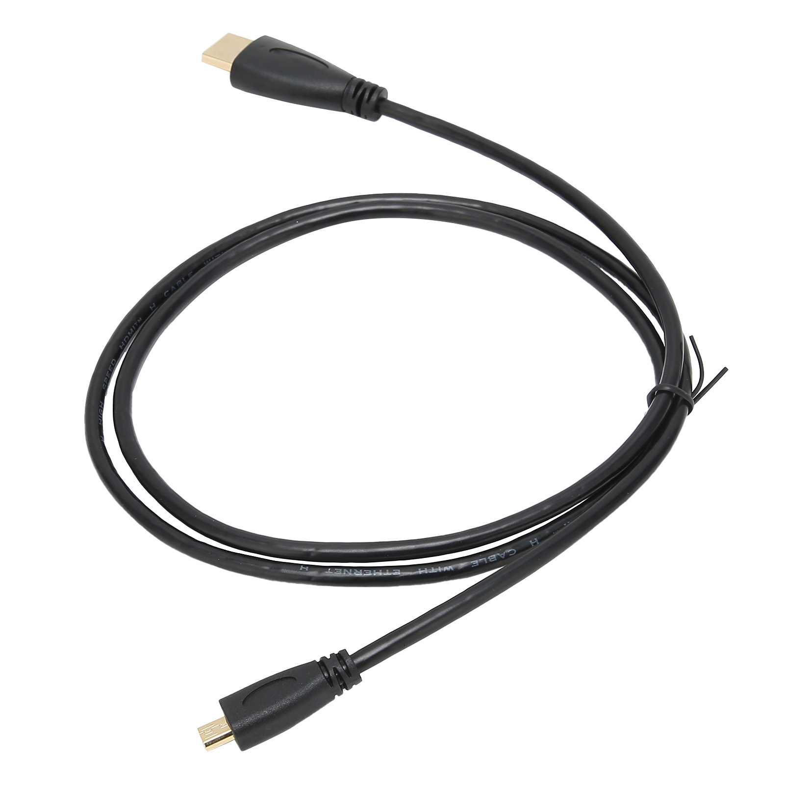 Ein schwarzes HDMI-Kabel mit goldenen Steckern. Es ist gekräuselt und auf weißem Hintergrund.