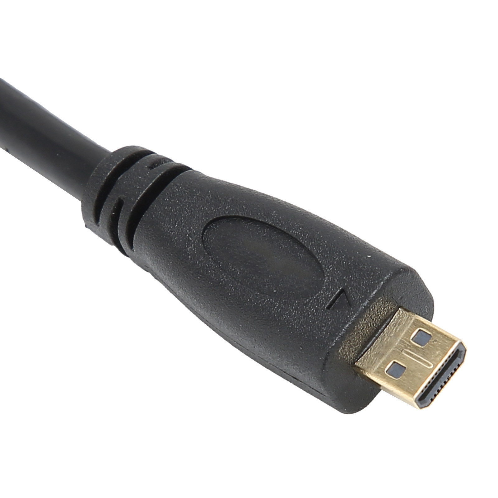 Ein schwarzes HDMI-Kabel mit einem goldfarbenen Stecker. Das Kabel vor weißem Hintergrund. Nahaufnahme.