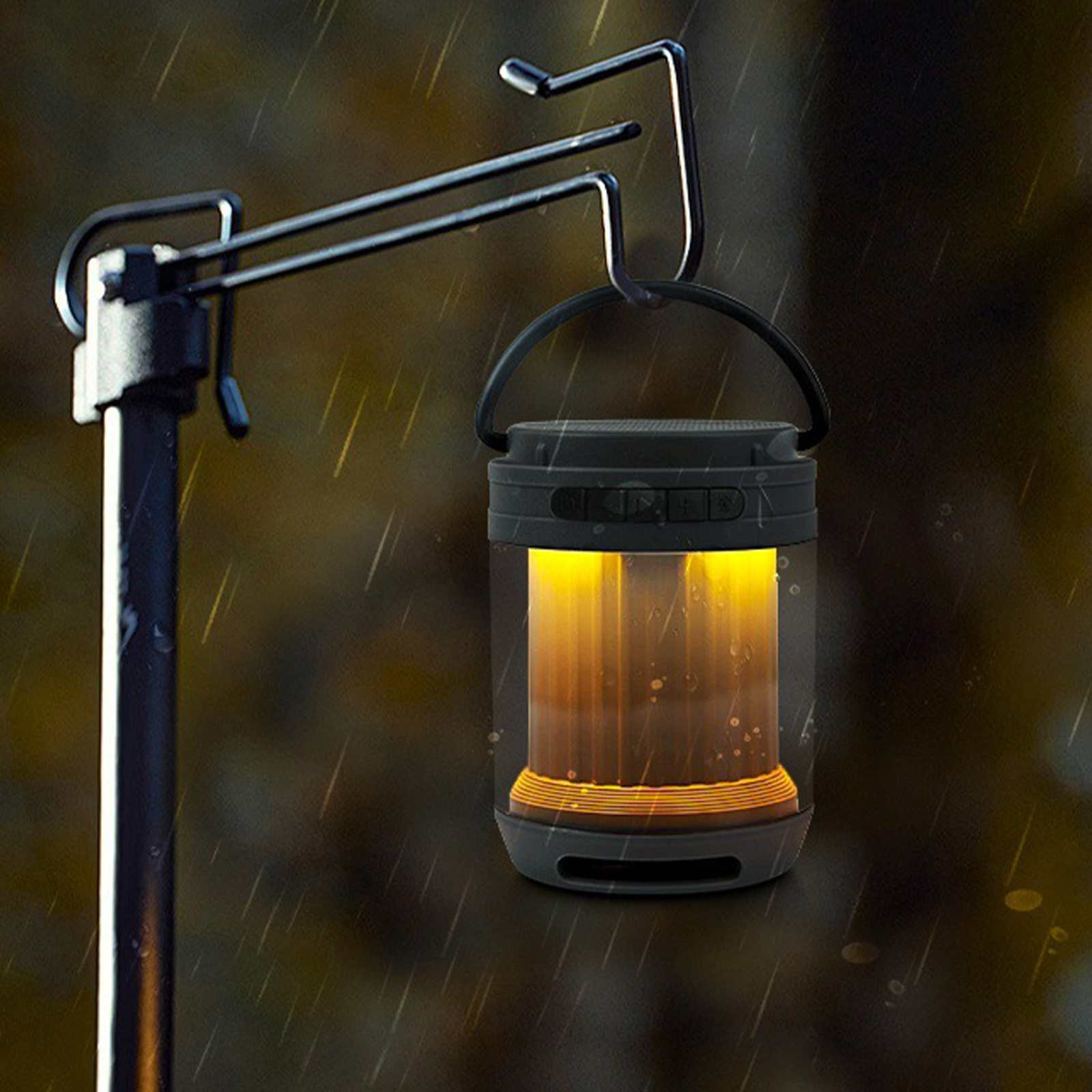 Eine schwarze Laterne hängt im Regen an einem Metallrahmen. Die Laterne leuchtet mit warmem, gelbem Licht und beleuchtet die Szene.