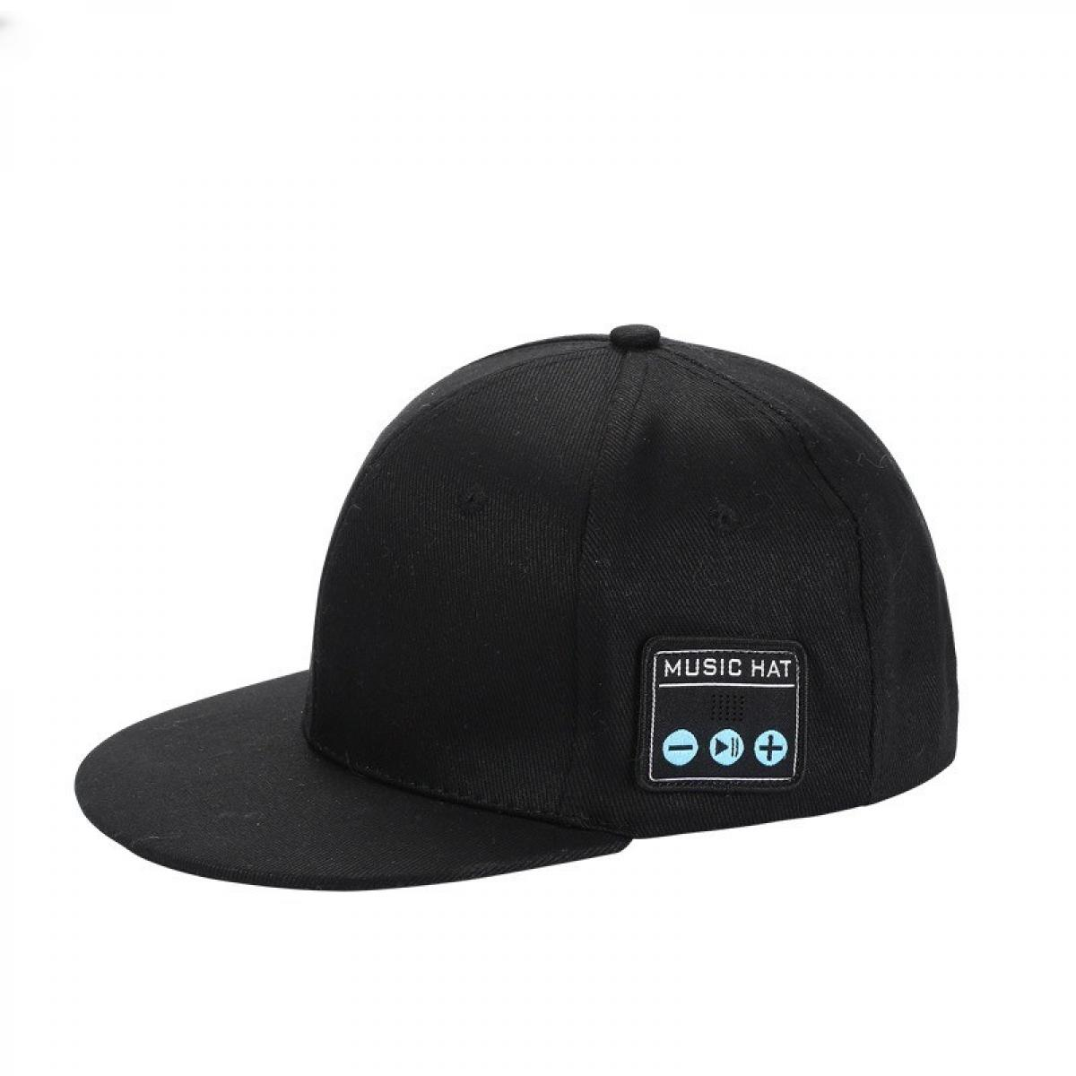 Eine schwarze Baseballkappe mit flachem Schirm. Sie hat ein Bedienfeld mit der Aufschrift "MUSIC HAT" und Lautstärkereglern an der Seite.