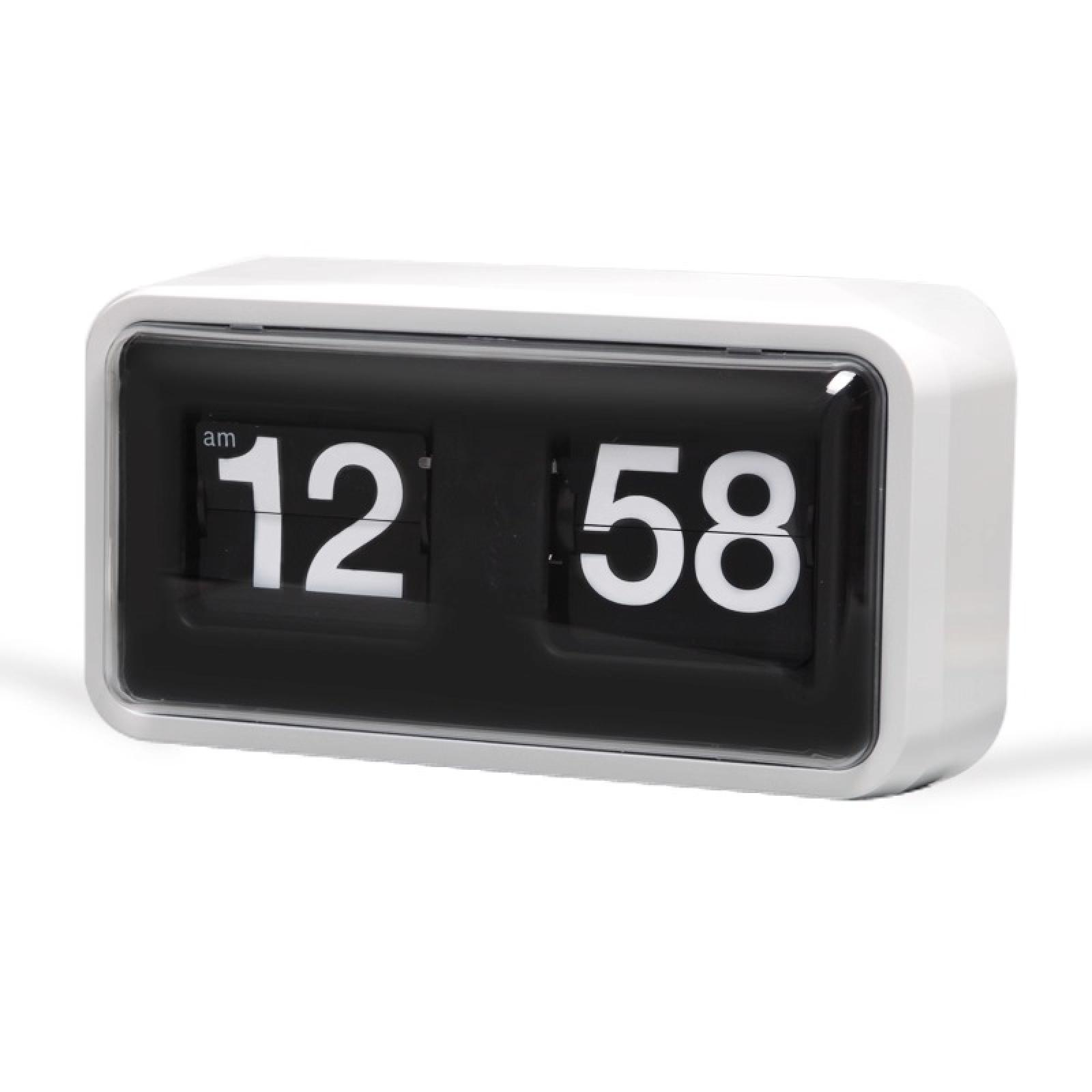 Eine weiße digitale Klappuhr zeigt 12:58 Uhr morgens an. Die Uhr hat ein schwarzes Ziffernblatt und weiße Zahlen.