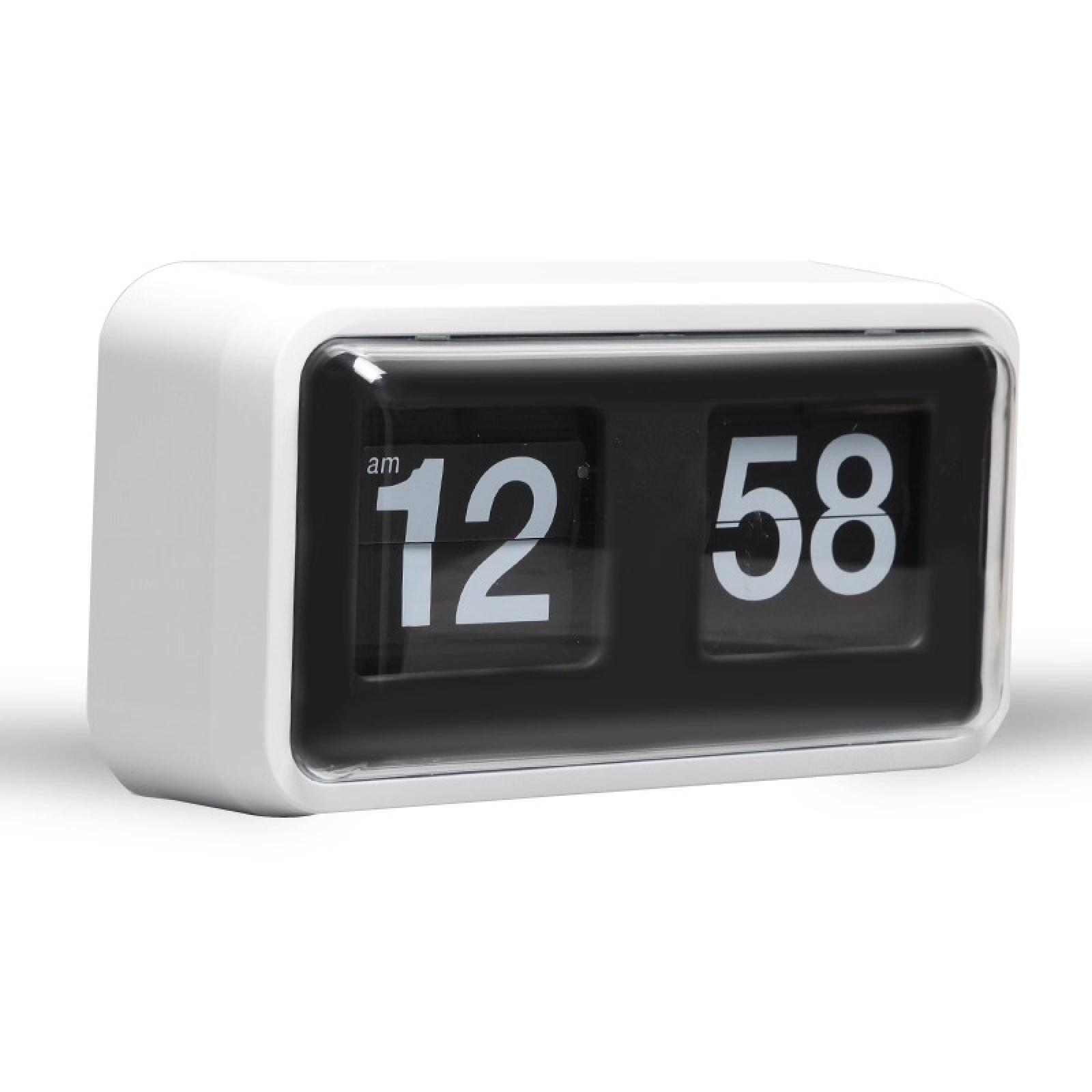 Eine weiße Klappuhr zeigt 12:58 Uhr morgens. Die Uhr hat eine rechteckige schwarze Anzeige mit weißen Ziffern.