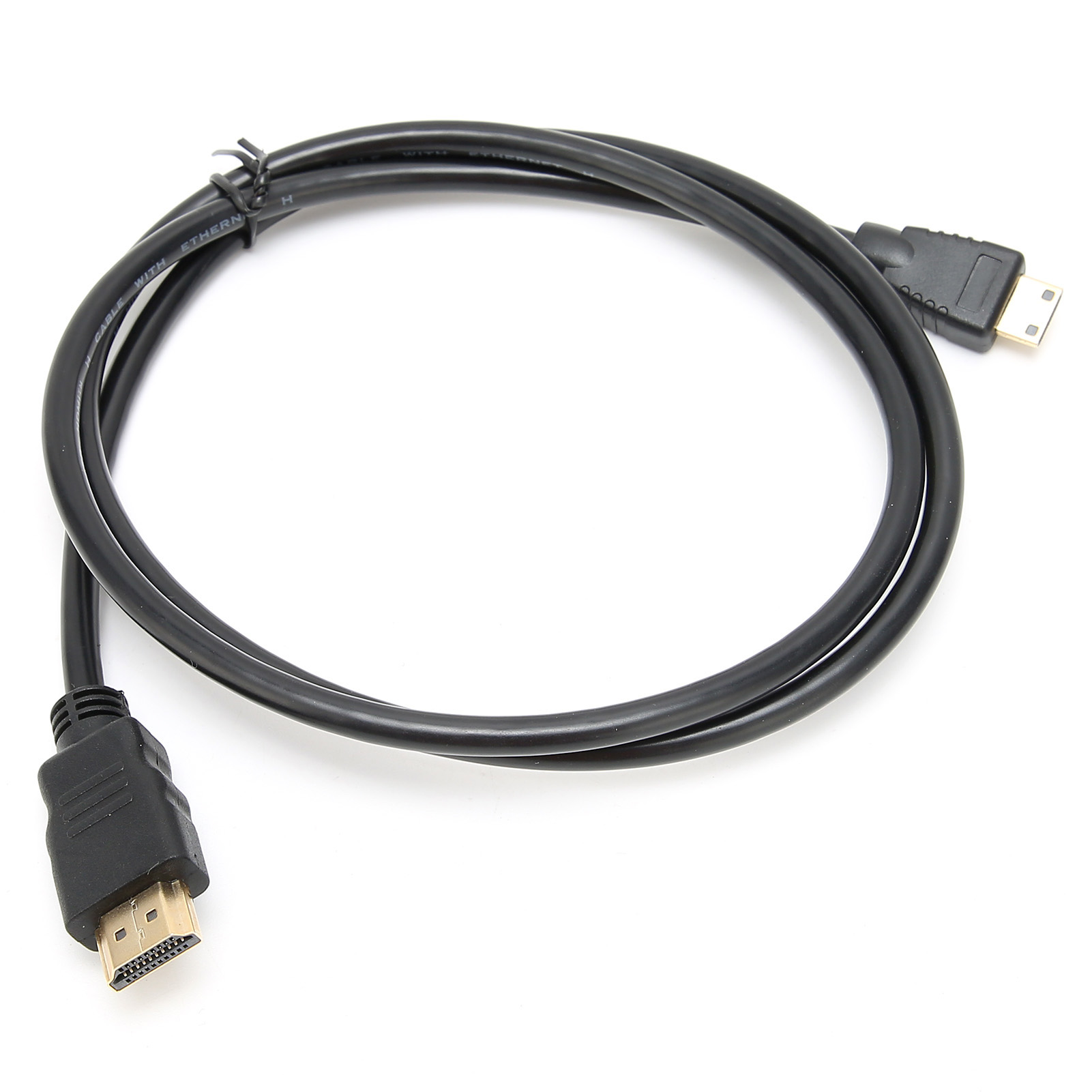 Schwarzes HDMI-Kabel auf weißem Hintergrund. Zwei Stecker sind sichtbar. Das Kabel ist geschlungen. Die Stecker haben goldene Stifte.