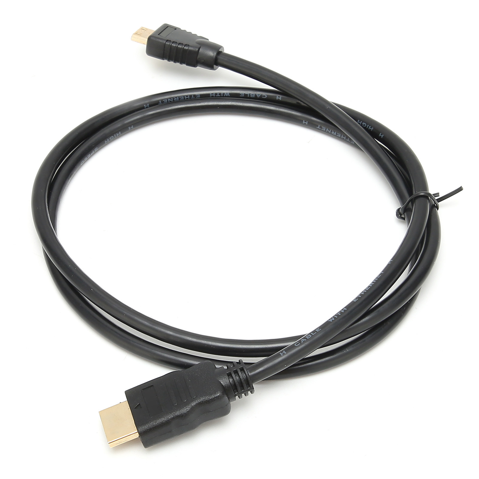 Ein schwarzes HDMI-Kabel mit goldfarbenen Steckern, auf einer weißen Oberfläche aufgerollt. Das Kabel ist mit 'Ethernet' beschriftet.