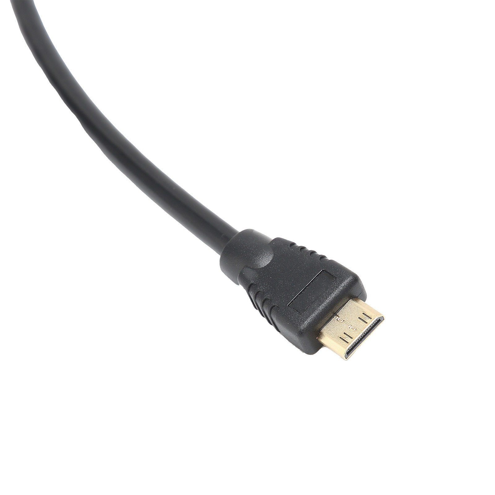 Schwarzes HDMI-Kabel mit goldfarbenem Stecker auf weißem Hintergrund. Das Kabel ist abgewinkelt, der Stecker zeigt nach rechts.