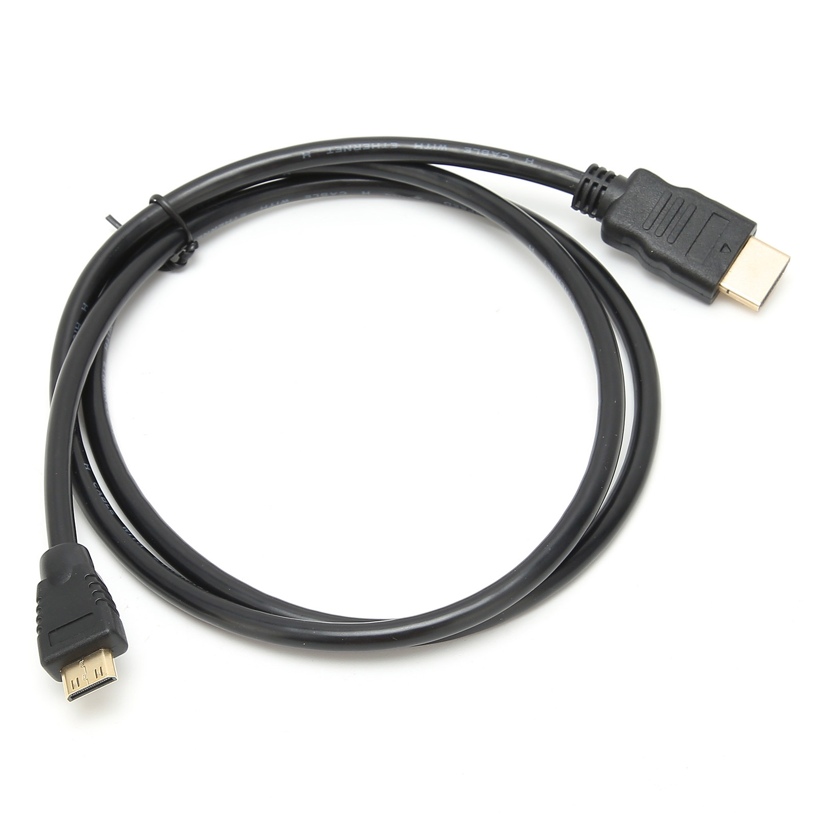 Ein schwarzes HDMI-Kabel mit zwei verschiedenen Anschlüssen liegt auf einer weißen Oberfläche. Das Kabel ist geschlungen und mit einem schwarzen Kabelbinder befestigt.