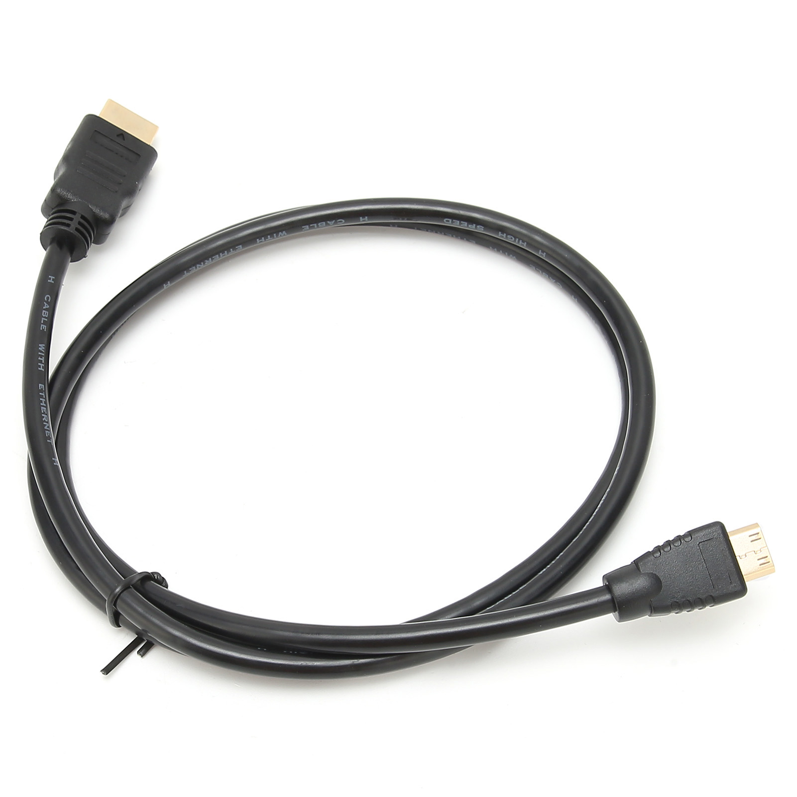 Ein schwarzes HDMI-Kabel mit goldenen Steckern auf weißem Hintergrund. Das Kabel hat eine Schleife.