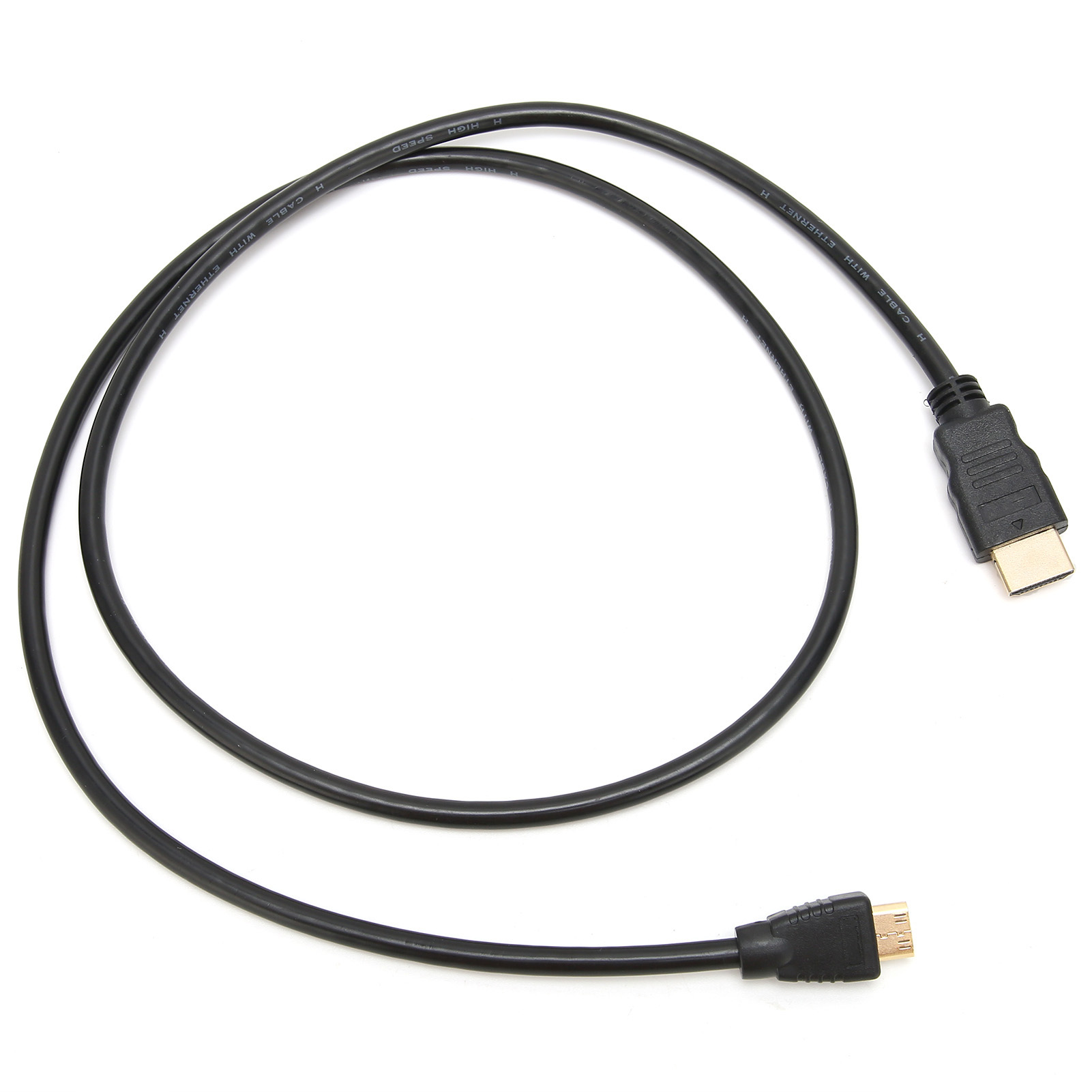 Ein schwarzes HDMI-Kabel mit Anschlüssen an jedem Ende, vor weißem Hintergrund. Ein Anschluss ist Mini, der andere Standard.