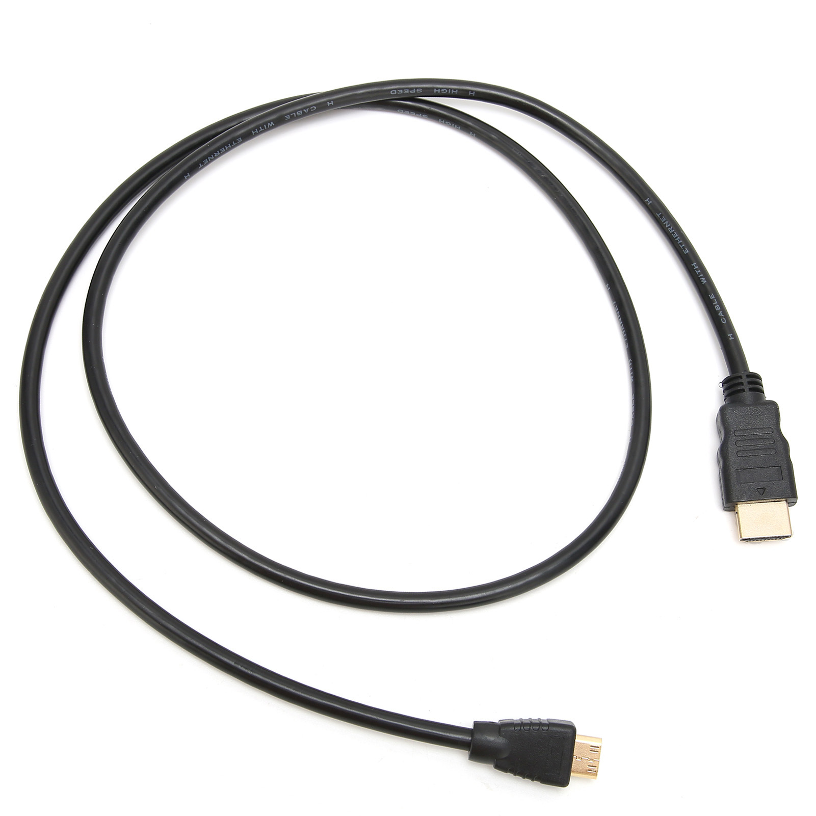 Ein schwarzes HDMI-Kabel mit zwei Anschlüssen auf weißem Grund. Das Kabel ist gebogen.
