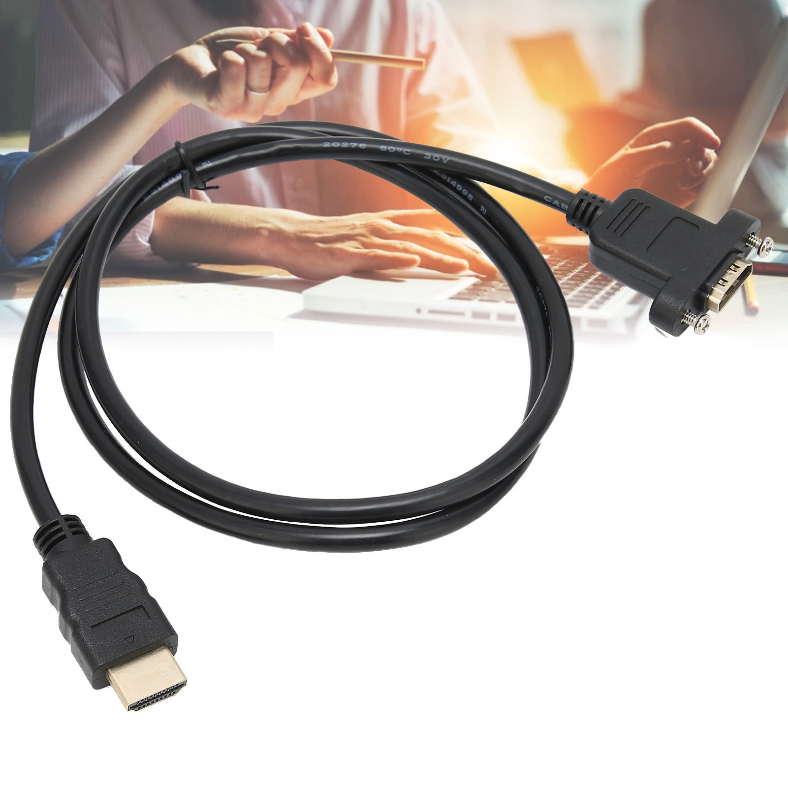 Schwarzes HDMI-Kabel mit VGA-Anschluss. Im Hintergrund arbeiten Menschen an Laptops. Weißer Hintergrund.