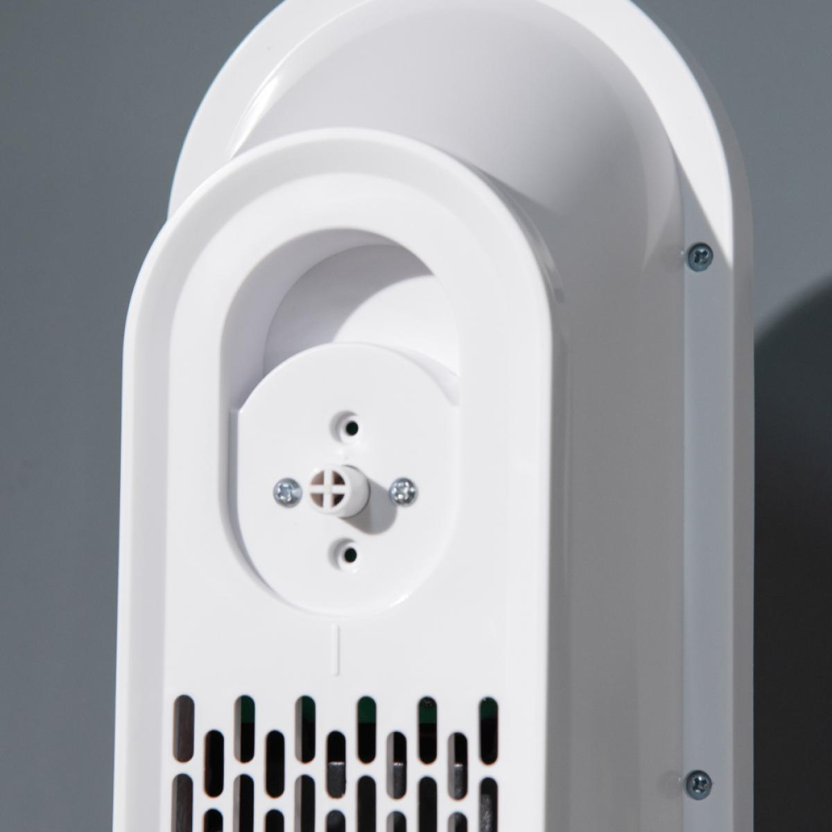 Nahaufnahme der Rückseite eines weißen elektrischen Ventilators. Er hat eine runde Komponente mit Schrauben und eine Lüftung.