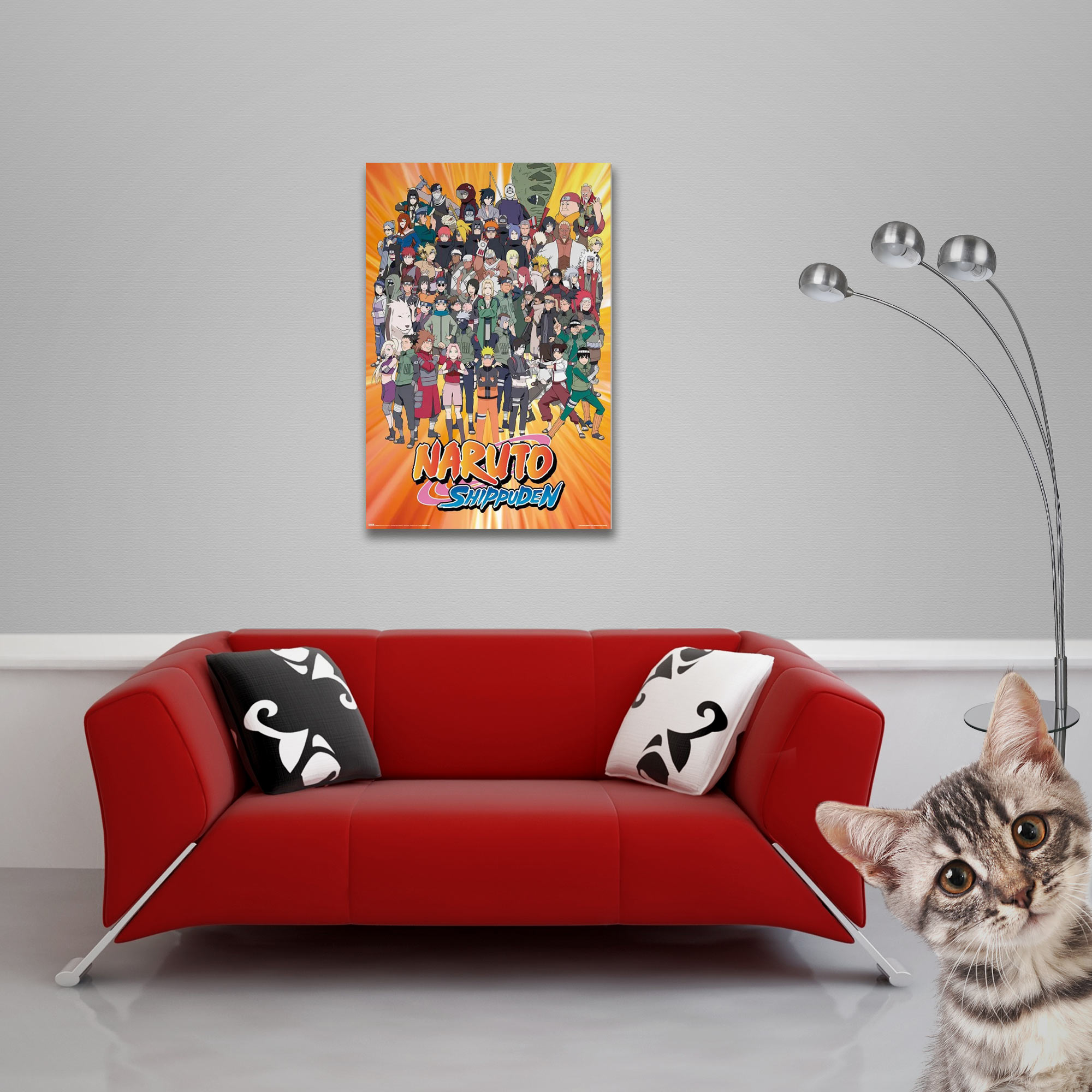 Rotes Sofa mit schwarz-weißen Kissen, Naruto-Poster, Lampe und Katze, die in die Kamera schaut.