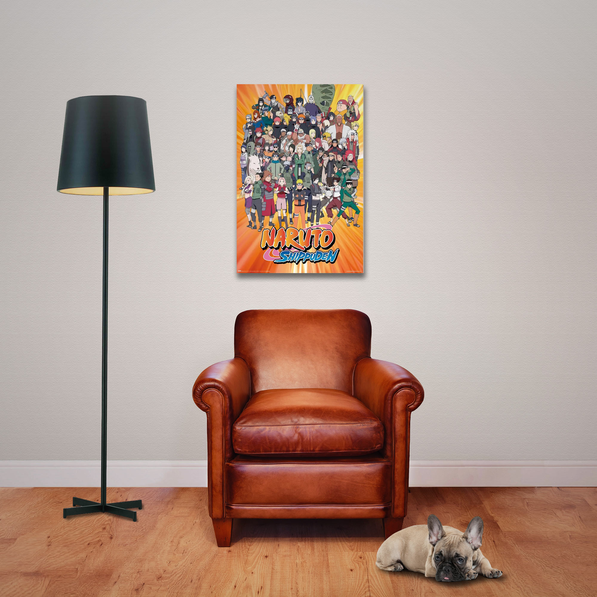 Wohnzimmer mit Naruto-Poster, Ledersessel, schwarzer Lampe, Holzboden und einer liegenden Französischen Bulldogge.