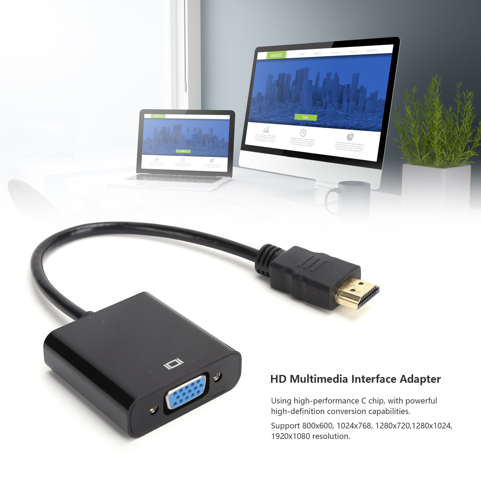 Schwarzer HDMI-Adapter, verbunden mit einem Computermonitor, Laptop und einer kleinen Pflanze. Website auf Bildschirmen.