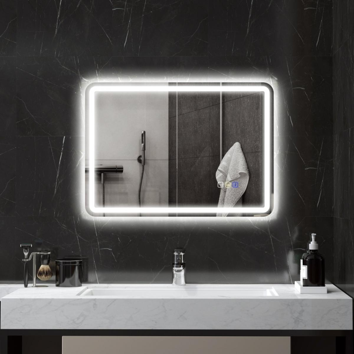 Badezimmerspiegel mit LED-Licht. Ein weißes Handtuch hängt rechts. Waschbecken mit Wasserhahn unter dem Spiegel. Schwarze Marmorwand.